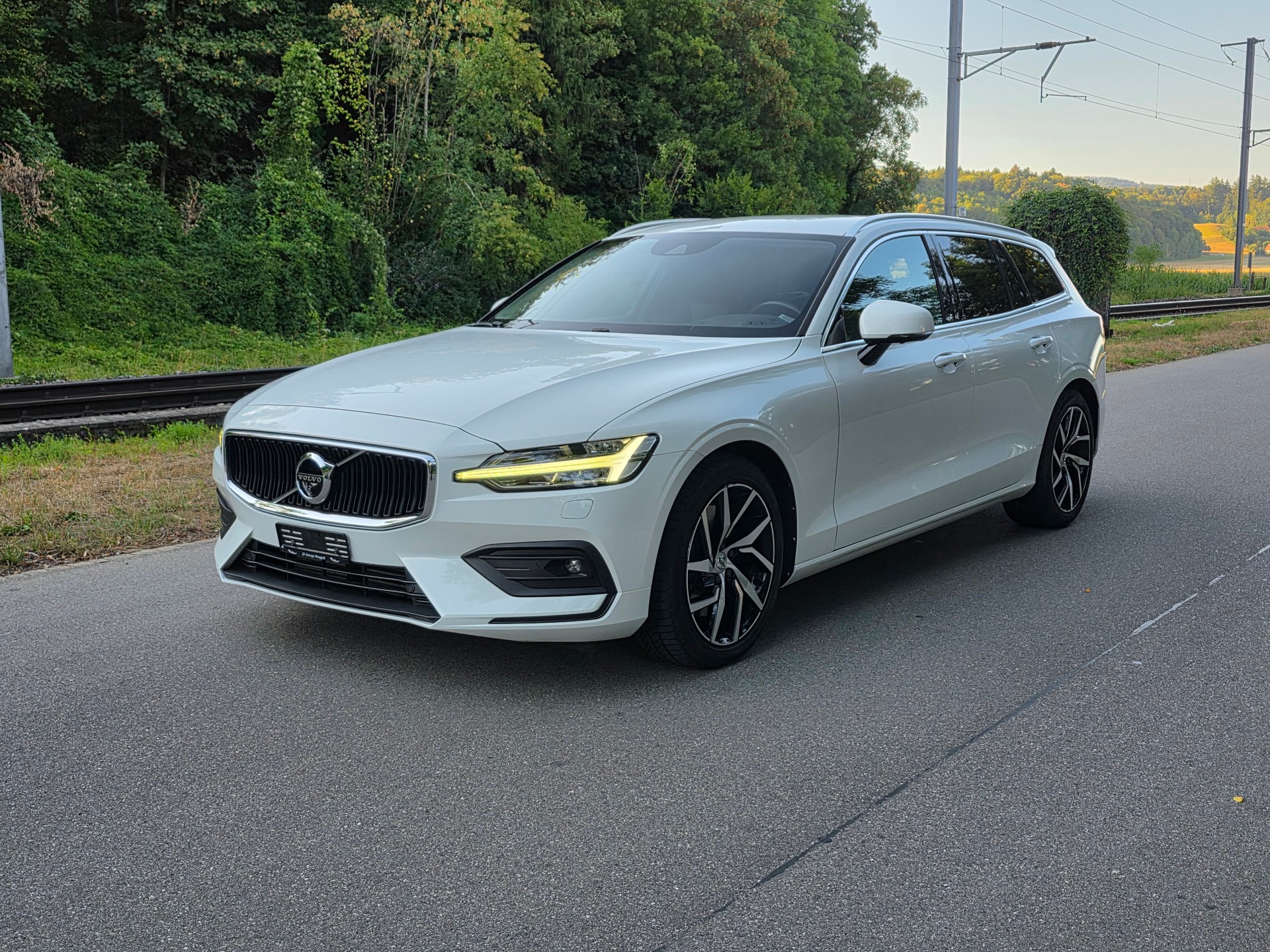 VOLVO V60 T6 AWD Momentum Geartronic / Neu ab mfk.