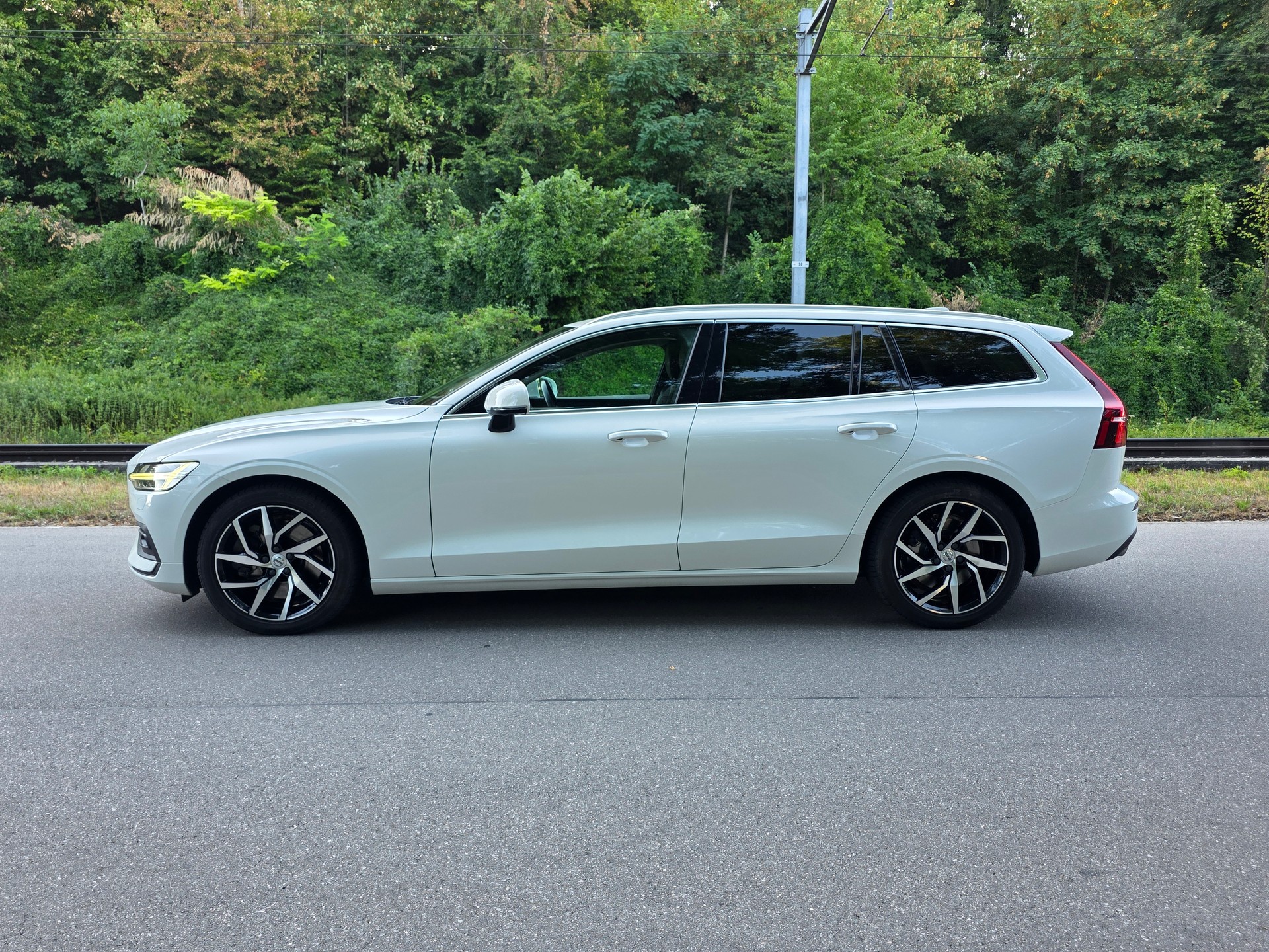 VOLVO V60 T6 AWD Momentum Geartronic / Neu ab mfk.-image-2