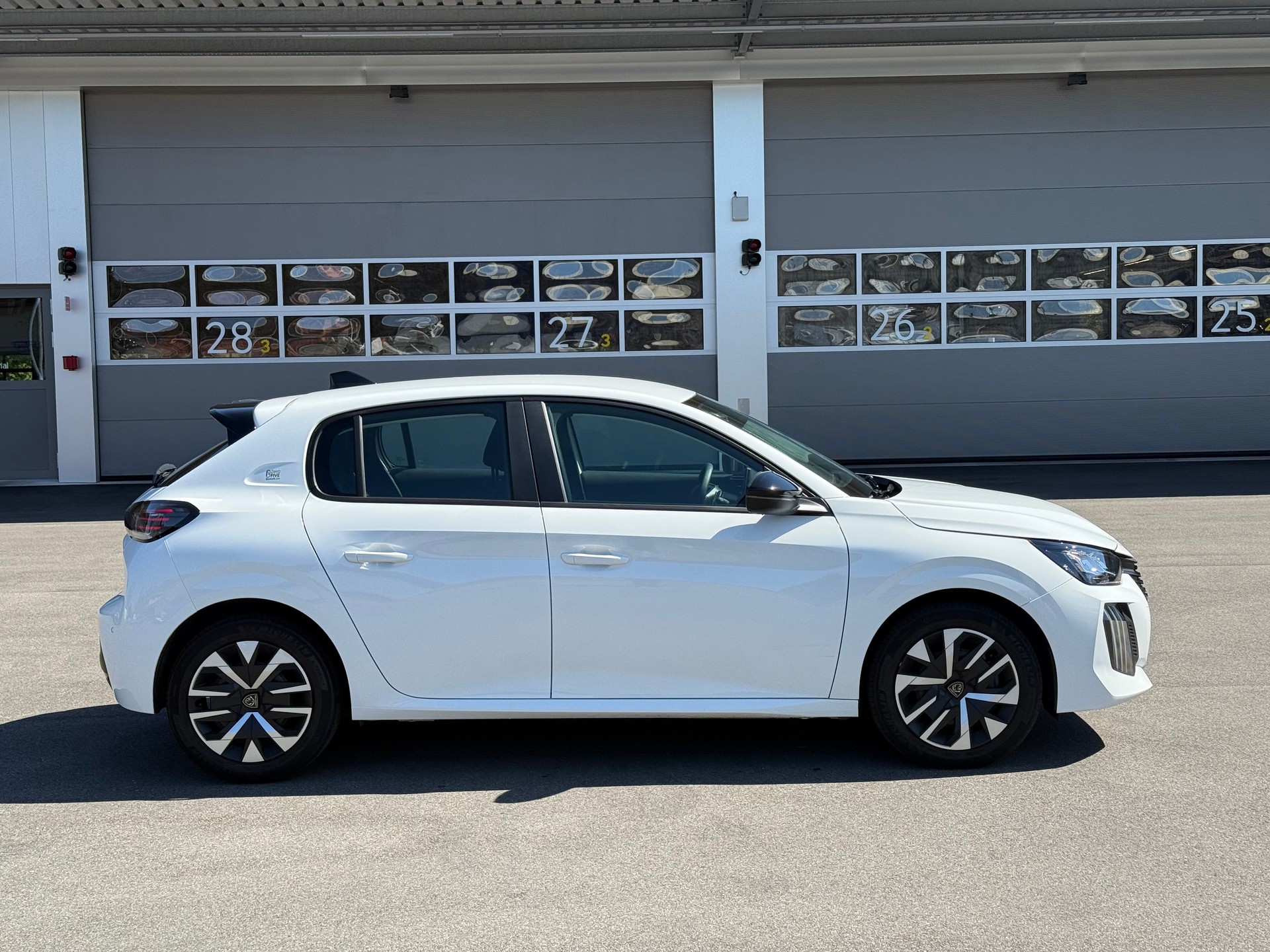 PEUGEOT 208 1.2 PureTech Active EAT8-showroom-element-1