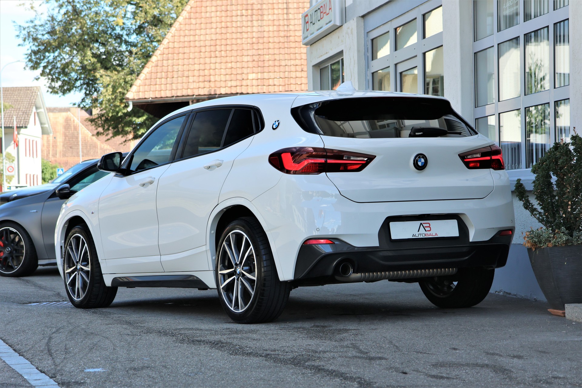 BMW X2 sDrive 18i M Sport Steptronic DSK (CH)-showroom-element-2
