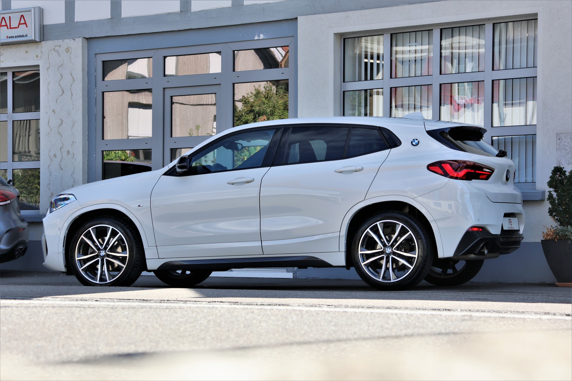 BMW X2 sDrive 18i M Sport Steptronic DSK (CH)-showroom-element-3