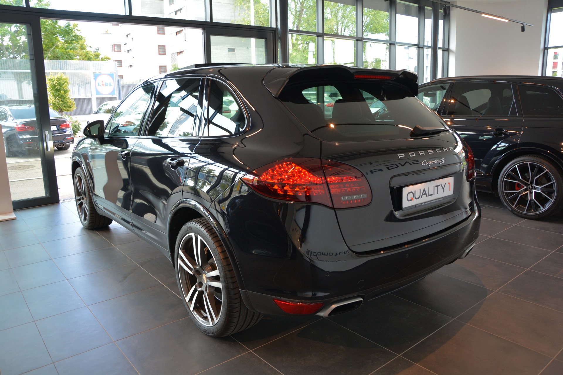 PORSCHE Cayenne S Diesel-showroom-element-3
