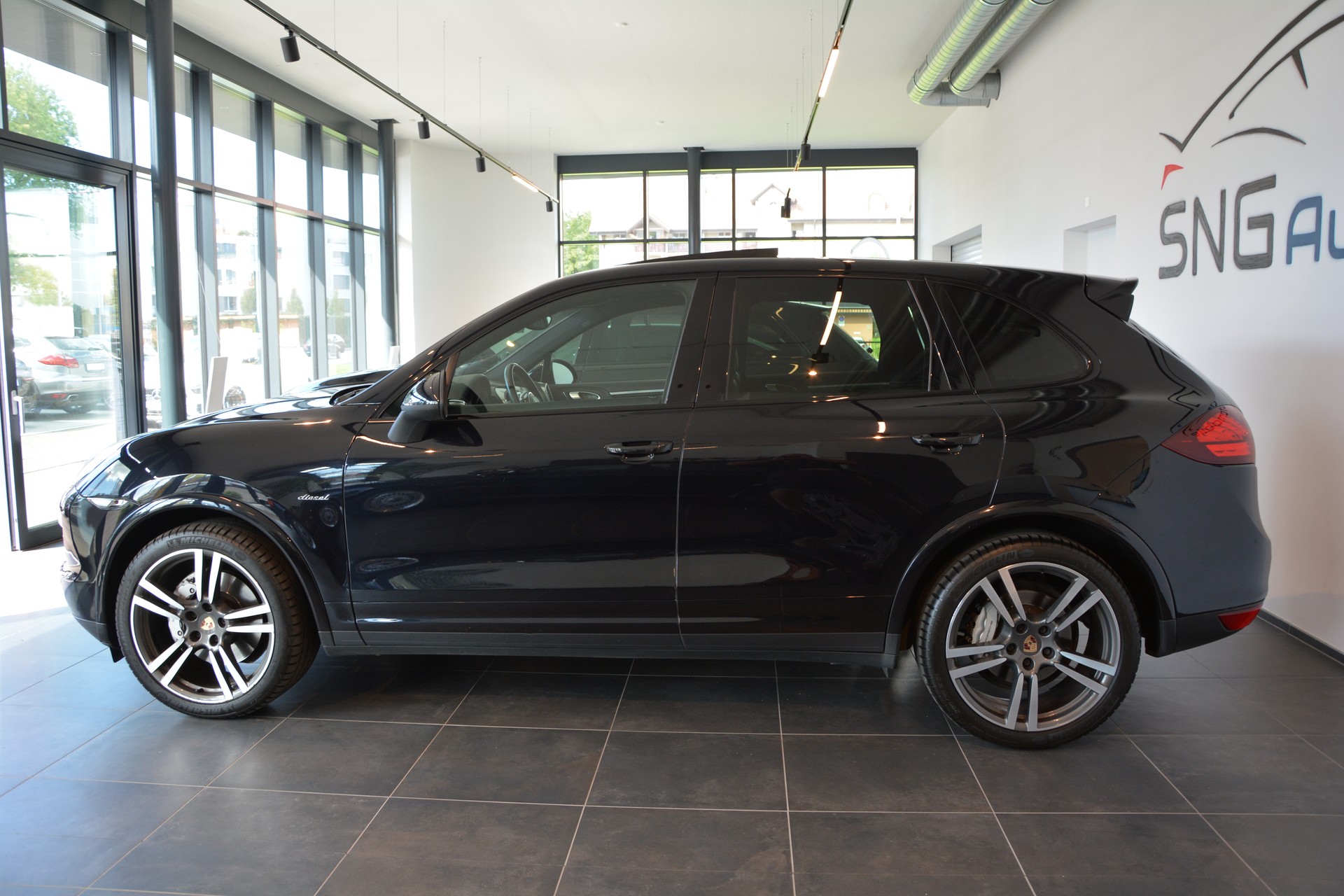 PORSCHE Cayenne S Diesel-showroom-element-2