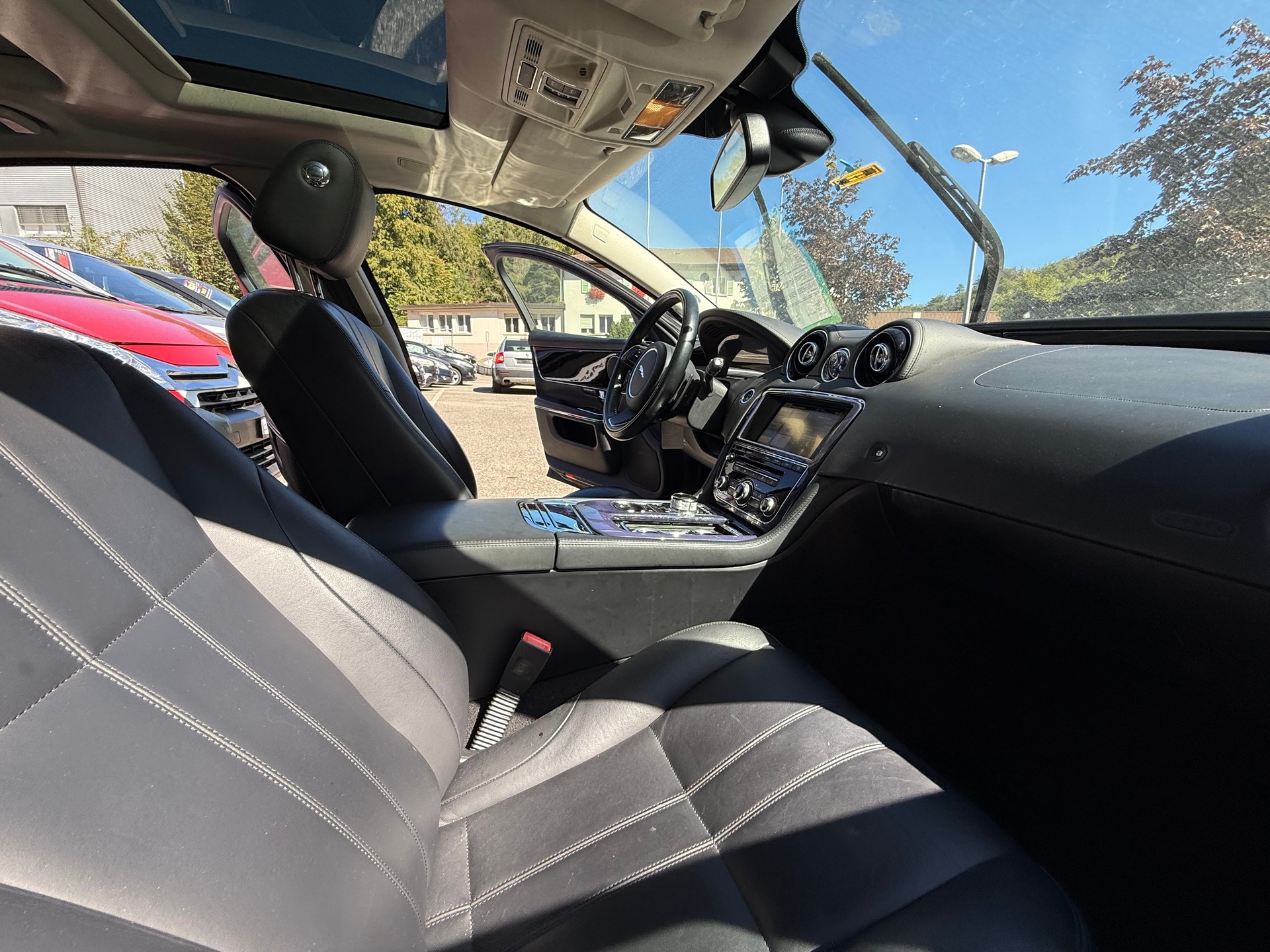 JAGUAR XJ 3.0 V6 S/C Premium Luxury Automatic AWD-image-13