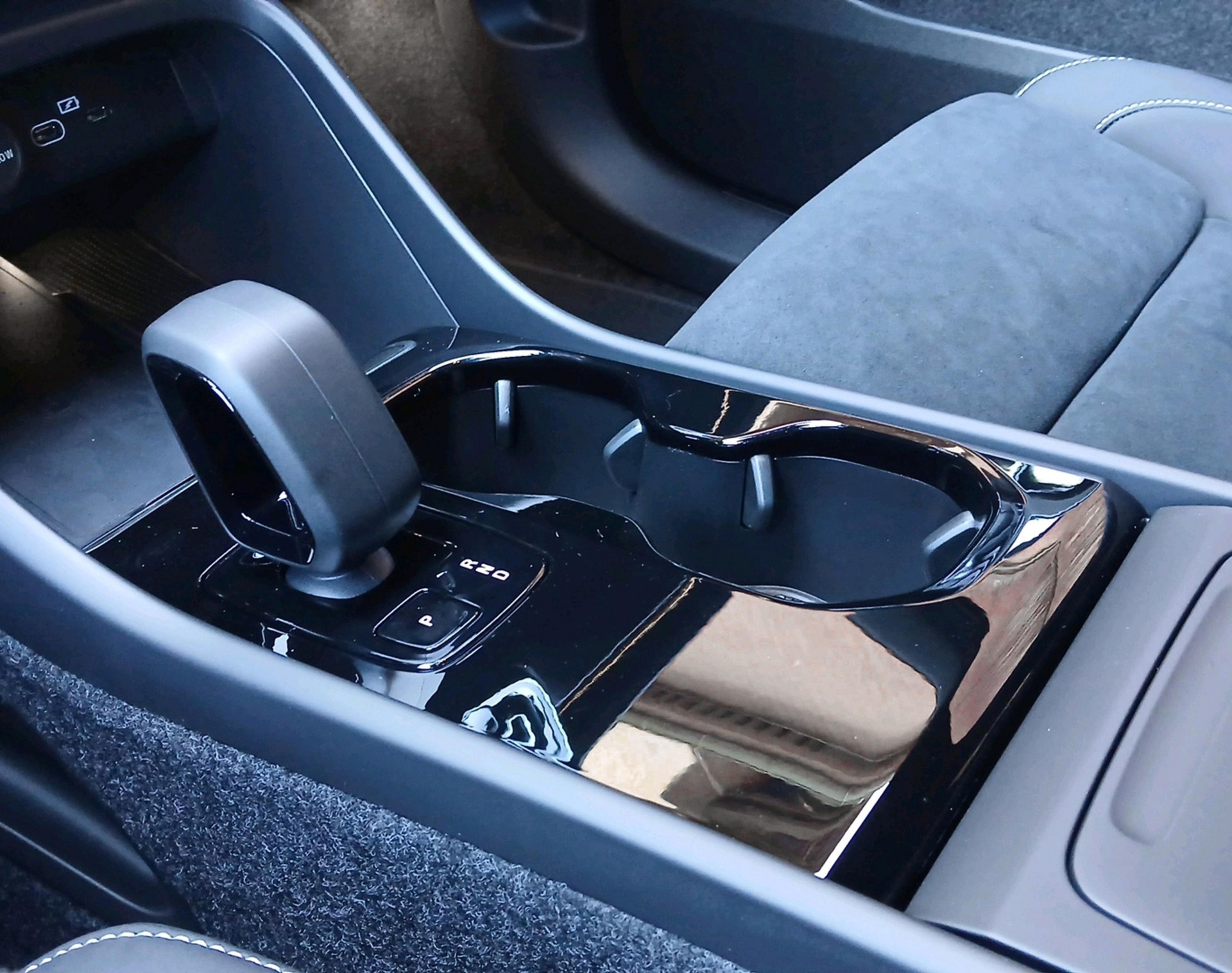 VOLVO EX40 Twin Black Edition AWD-image-16
