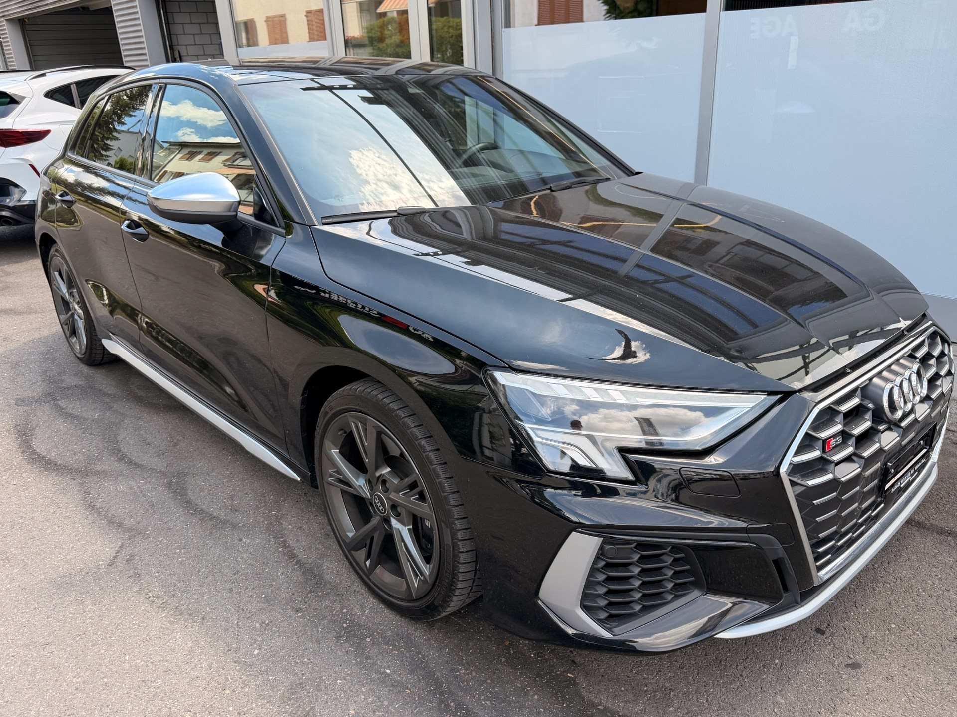 AUDI S3 Sportback 2.0 TFSI quattro *** UNSCHLAGBARER PREIS !!! ***-showroom-element-2