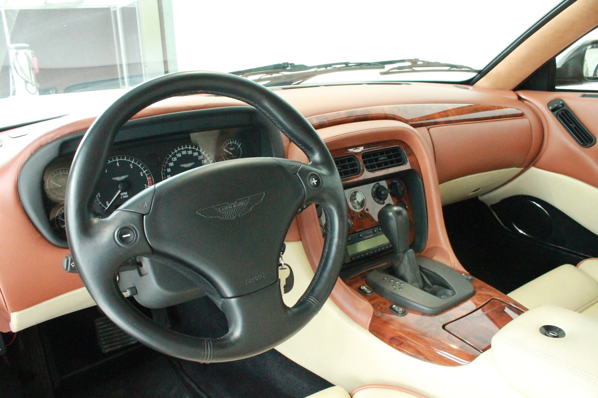 ASTON MARTIN DB7 Vantage-showroom-element-3