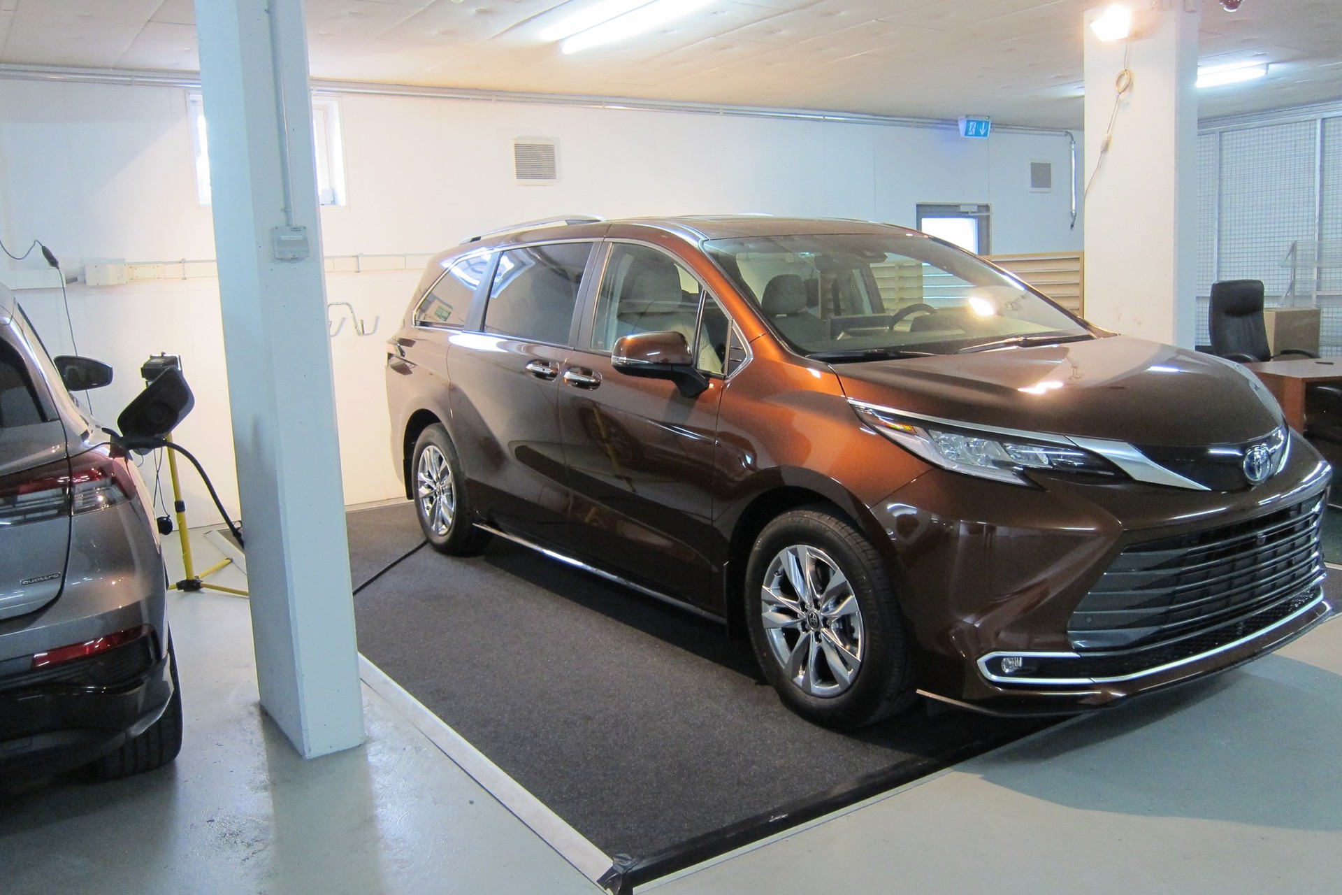 TOYOTA SIENNA HYBRID AWD LIMITED TECHNOLOGY-PAKET-image-3