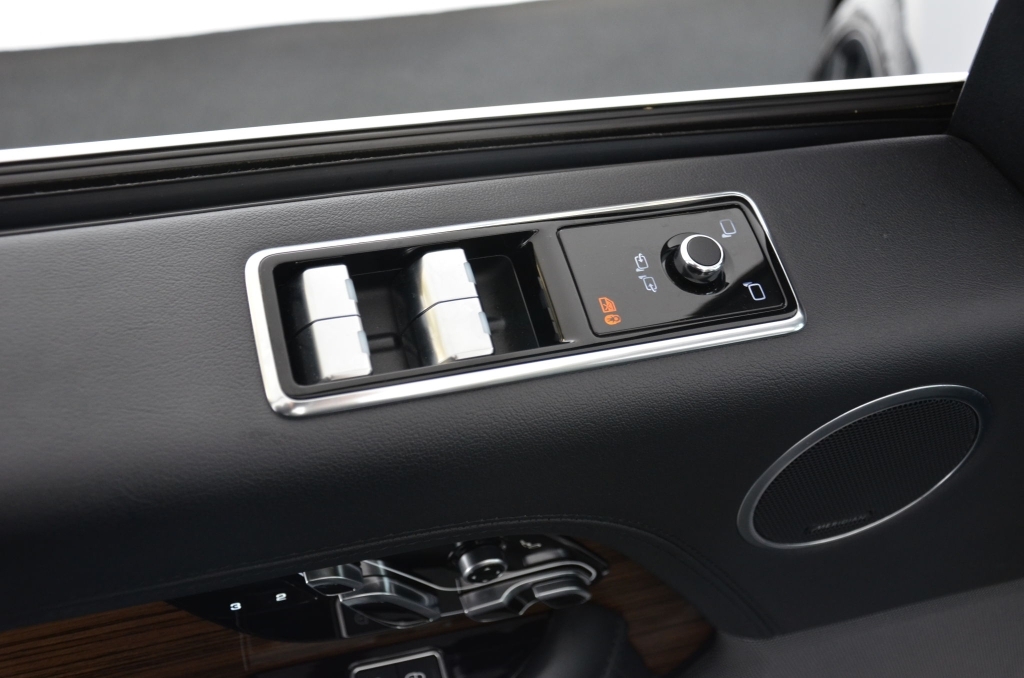 LAND ROVER Range Rover 4.4 SDV8 Vogue *Facelift*-image-25