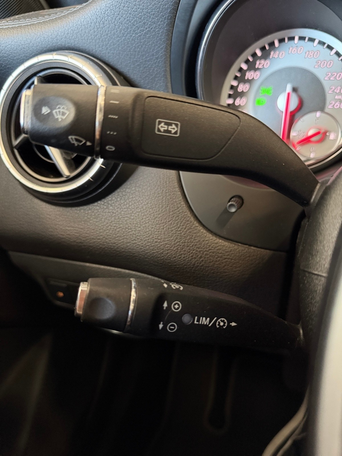 MERCEDES-BENZ CLA 220 CDI Urban 7G-DCT-image-22