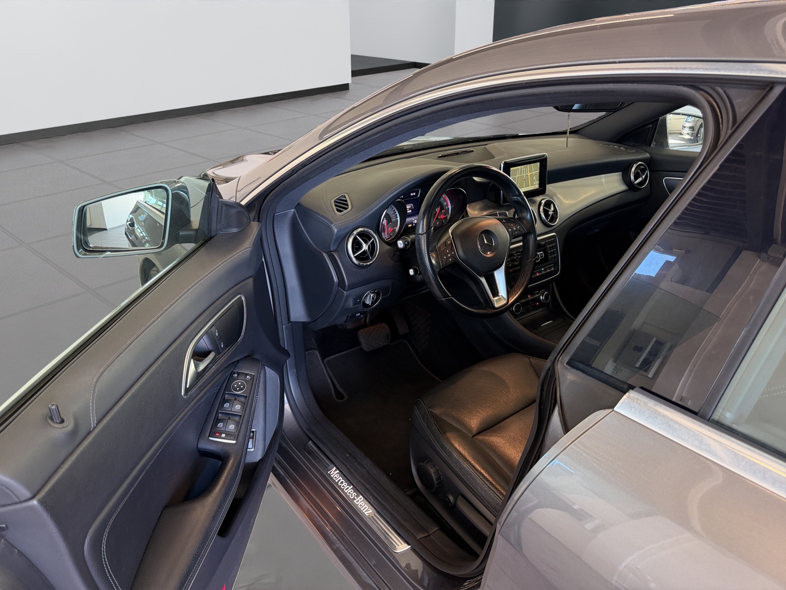MERCEDES-BENZ CLA 220 CDI Urban 7G-DCT-image-25