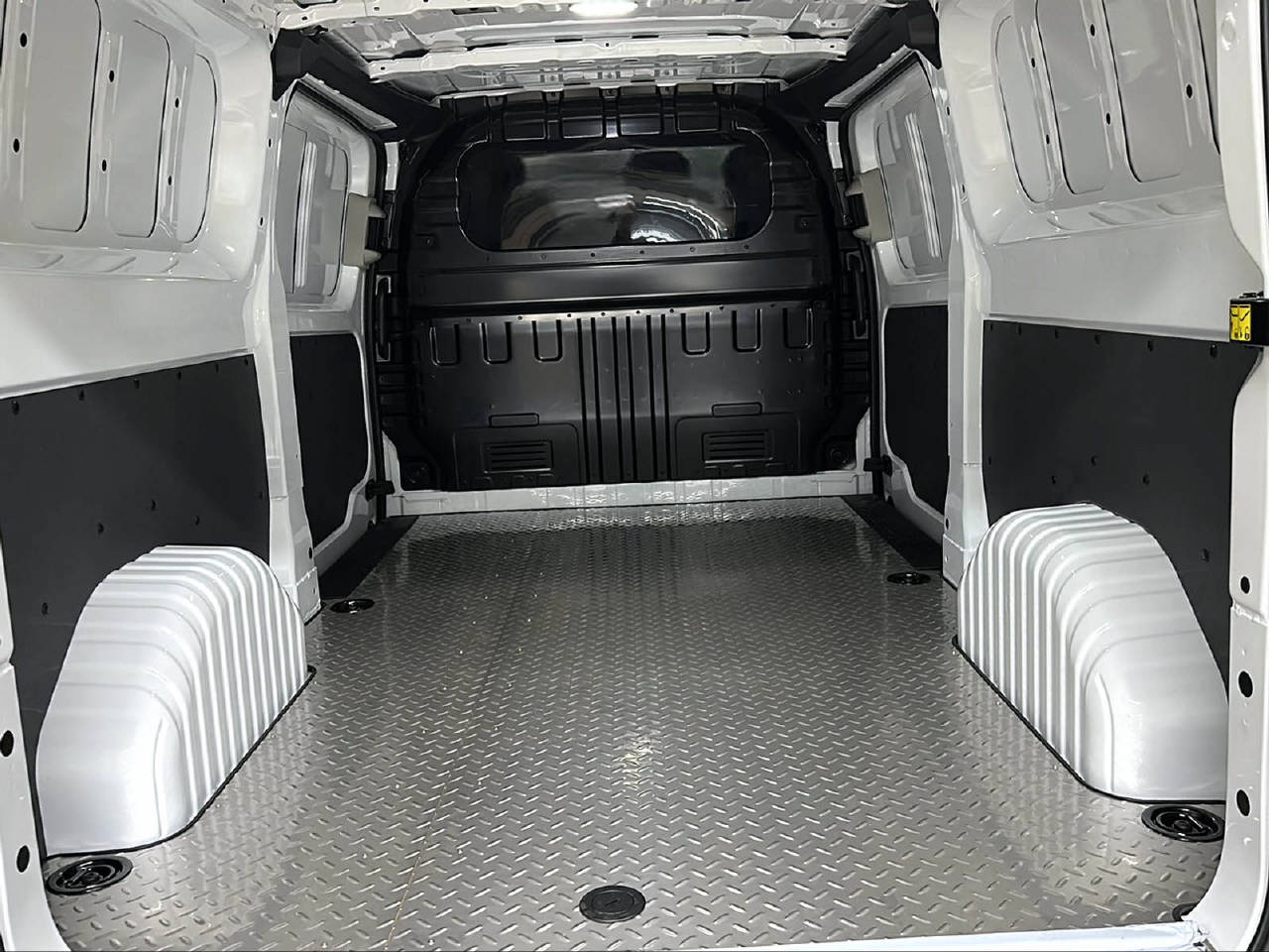 MAXUS Deliver 7 Kaw. L2H1 2.0 TD Base-image-11