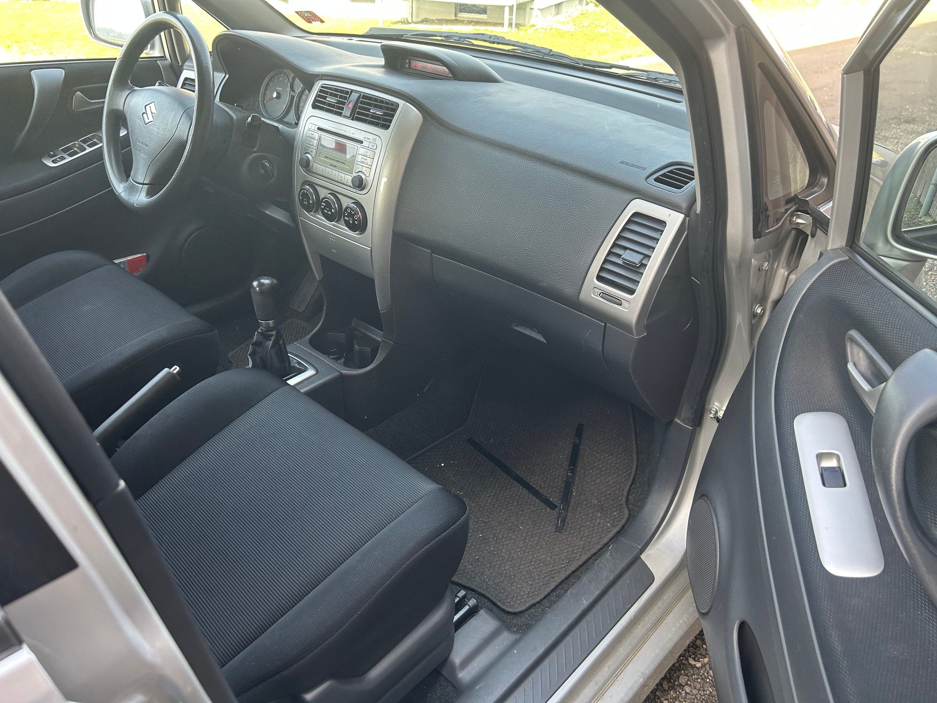 SUZUKI Liana 1.6 16V Sport Limited Edition 4WD-image-13