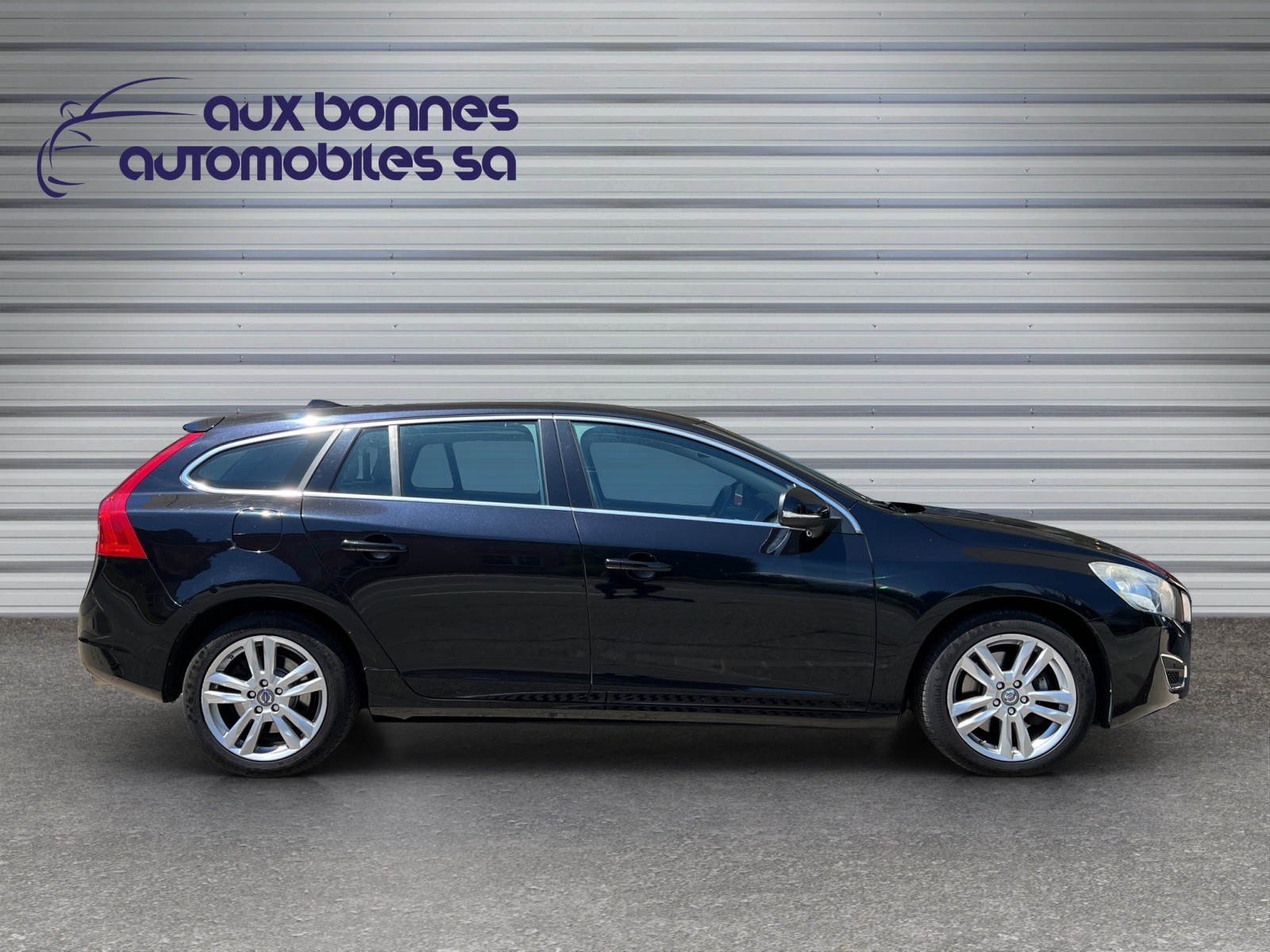 VOLVO V60 D5 AWD Summum Geartronic-image-5