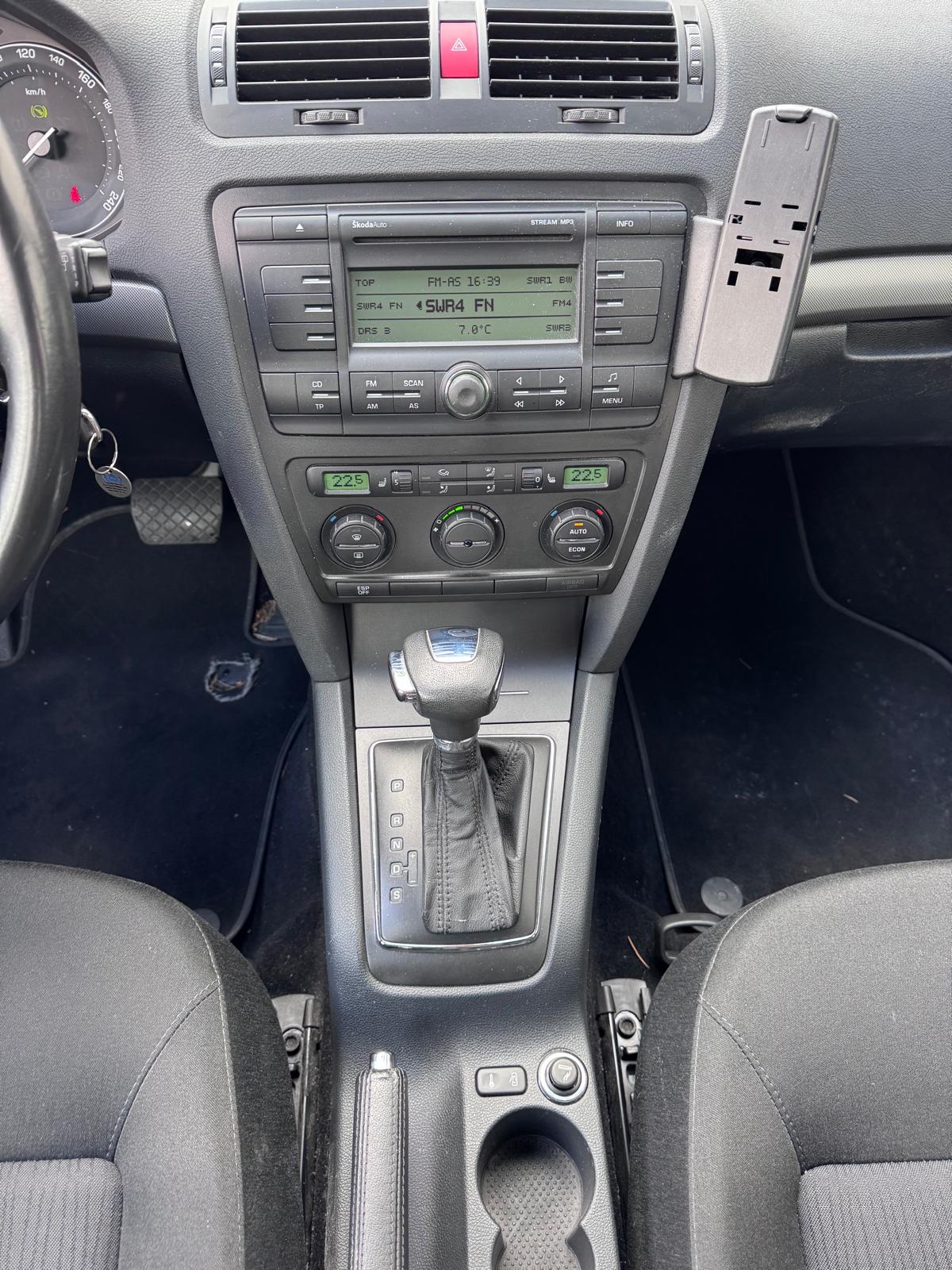 SKODA Octavia 2.0 FSI Elegance-image-12