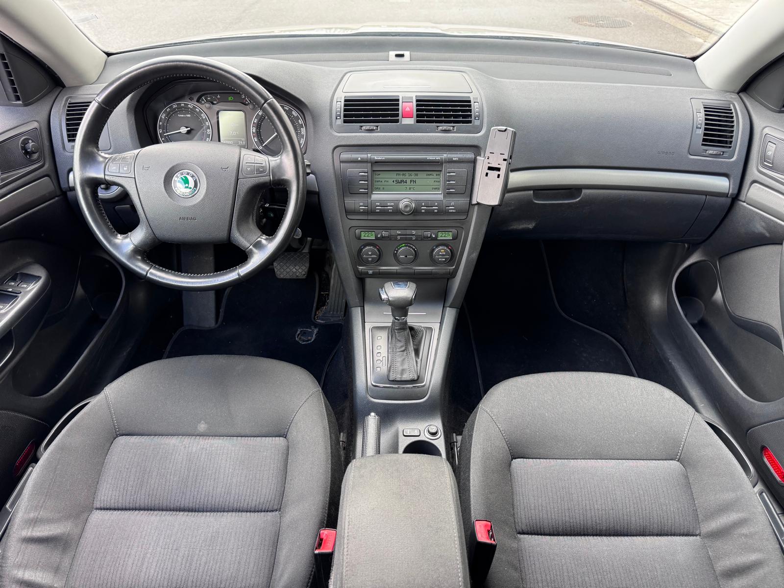 SKODA Octavia 2.0 FSI Elegance-image-9