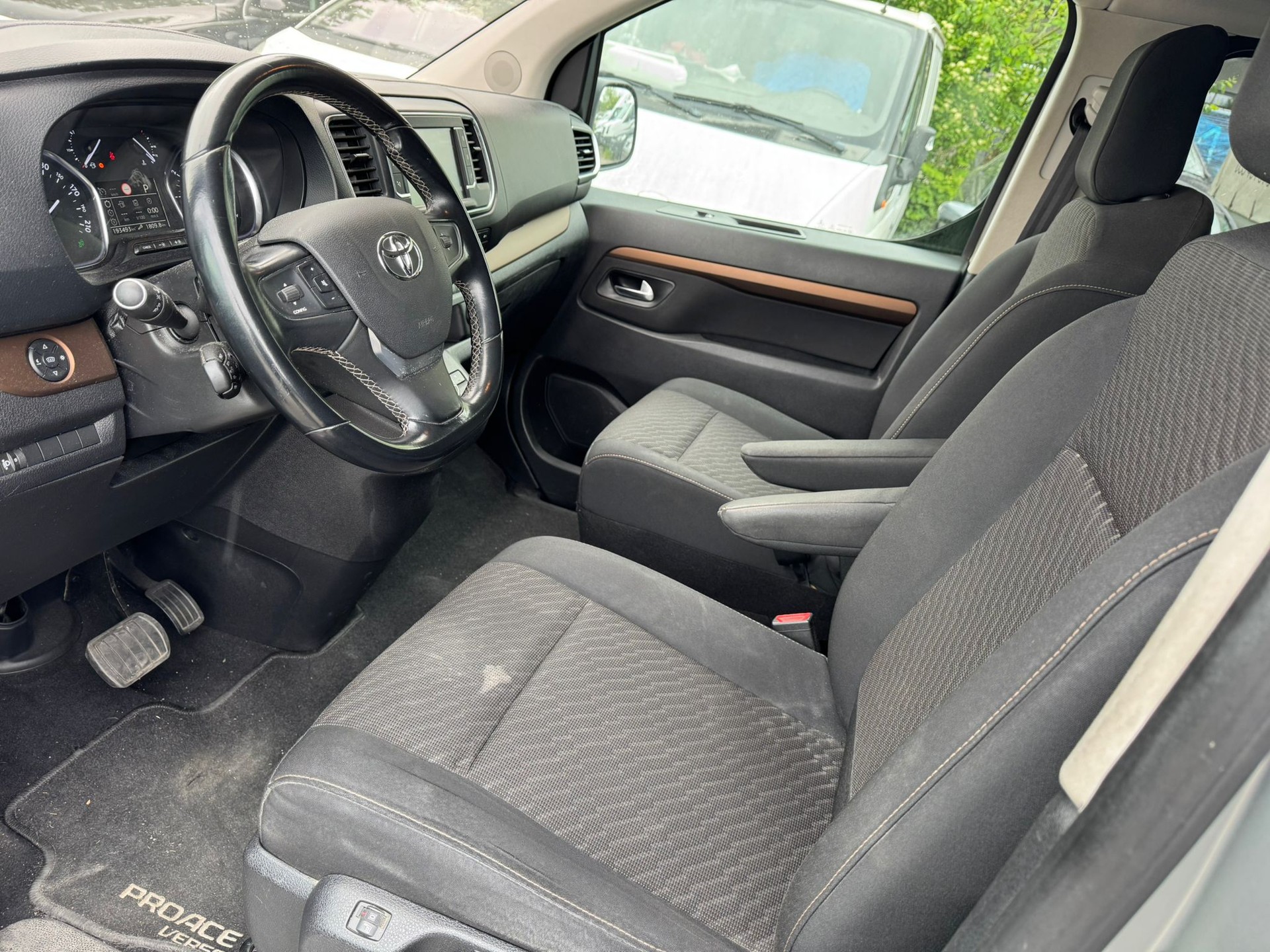 TOYOTA Proace Verso 2.0 D-4D Family Medium Automatic-image-1