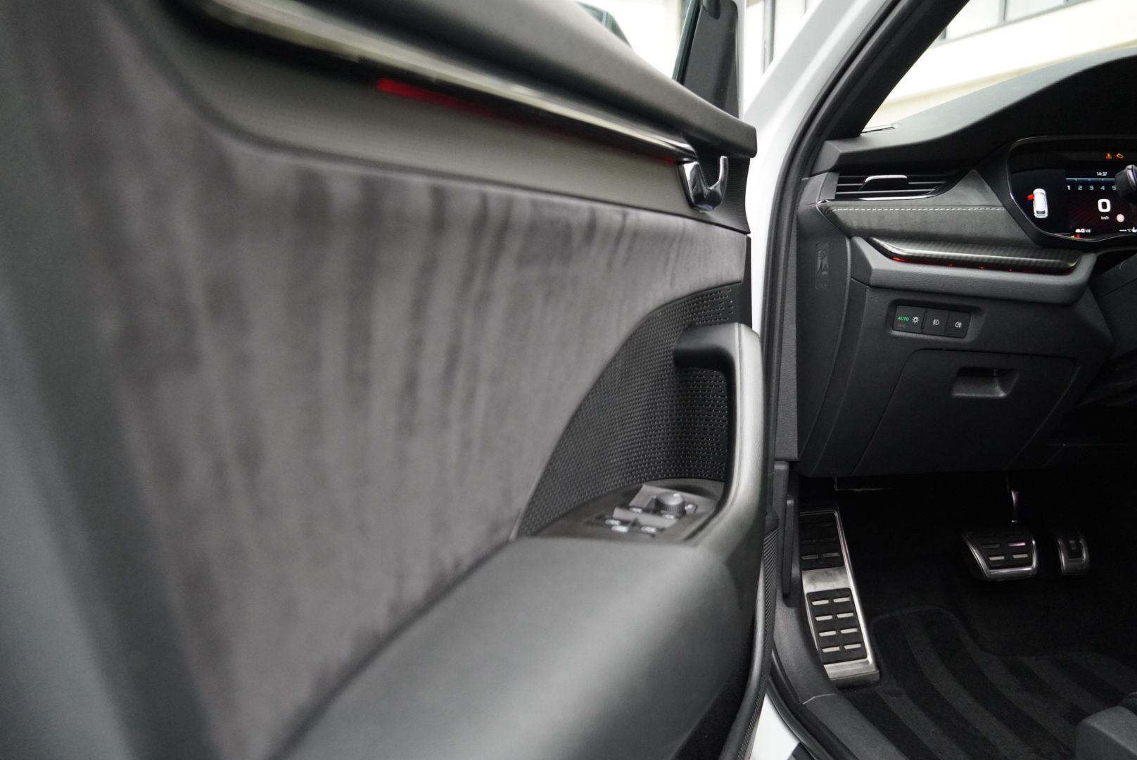 SKODA Octavia Combi 2.0 TSI DSG RS-image-21