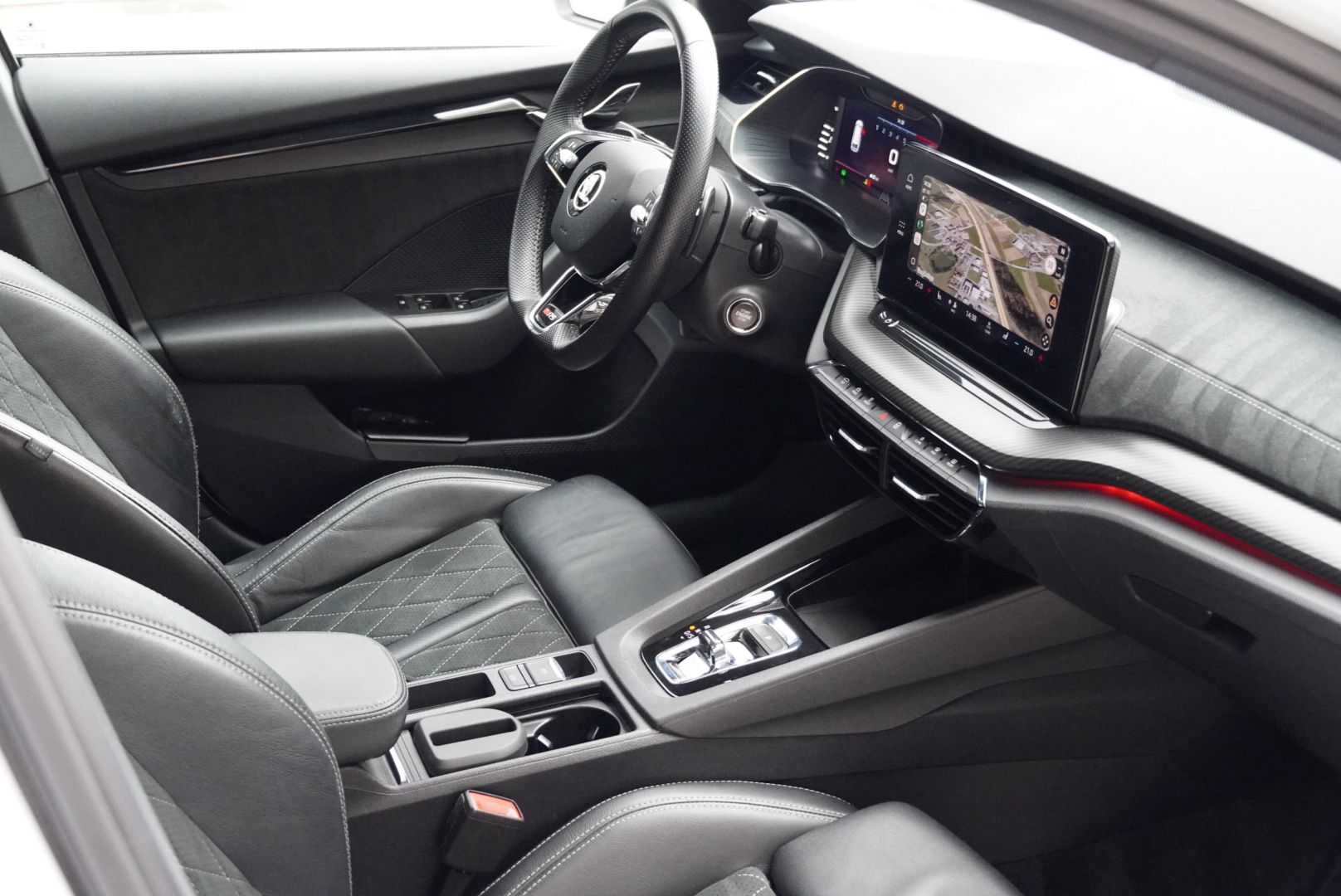 SKODA Octavia Combi 2.0 TSI DSG RS-image-24