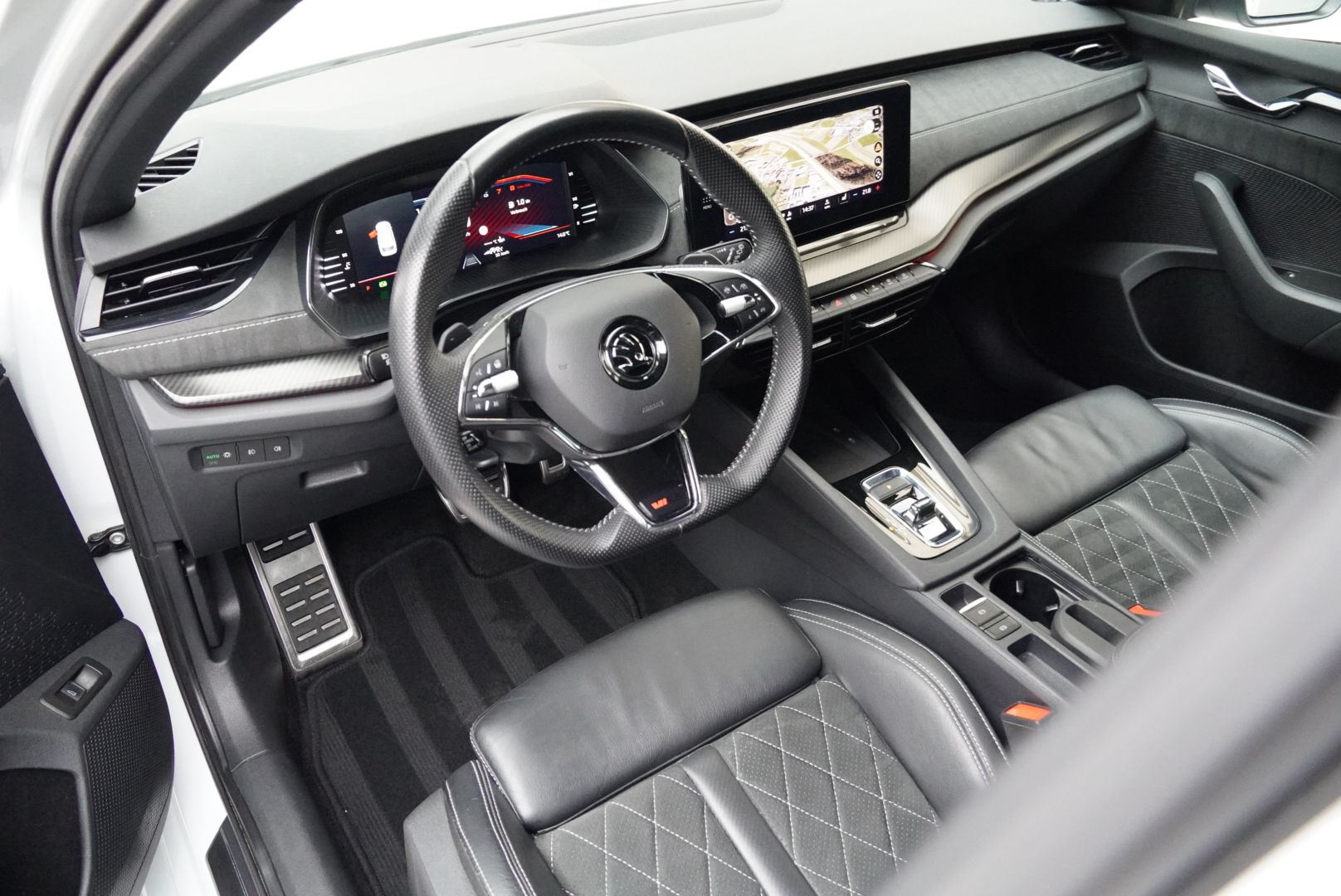 SKODA Octavia Combi 2.0 TSI DSG RS-image-15
