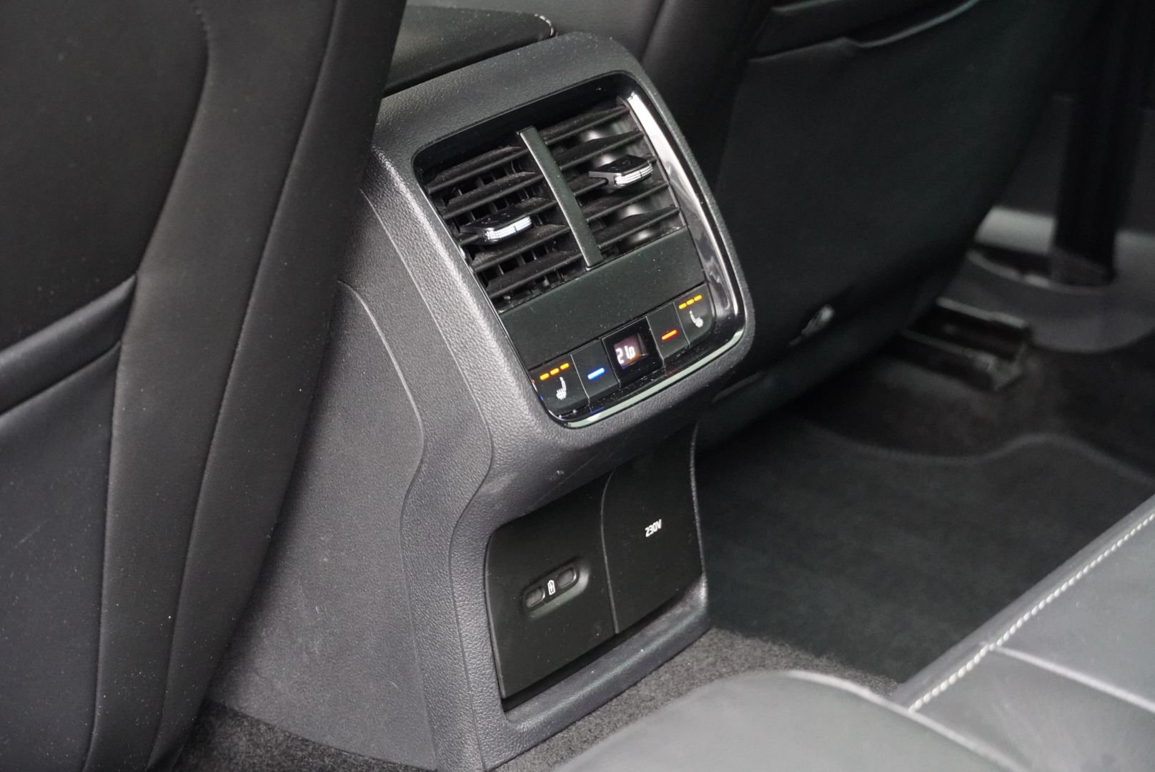 SKODA Octavia Combi 2.0 TSI DSG RS-image-30