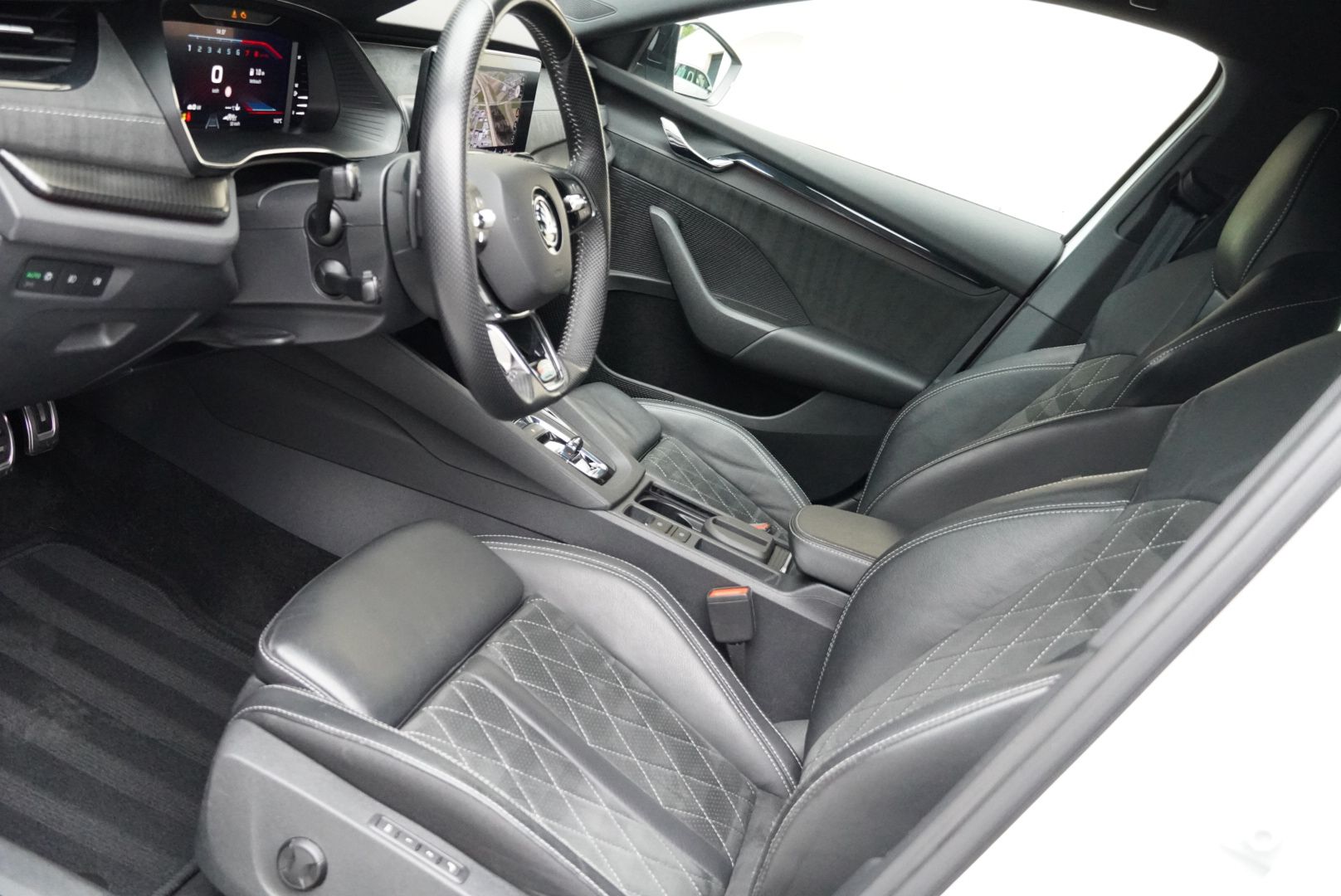 SKODA Octavia Combi 2.0 TSI DSG RS-image-16