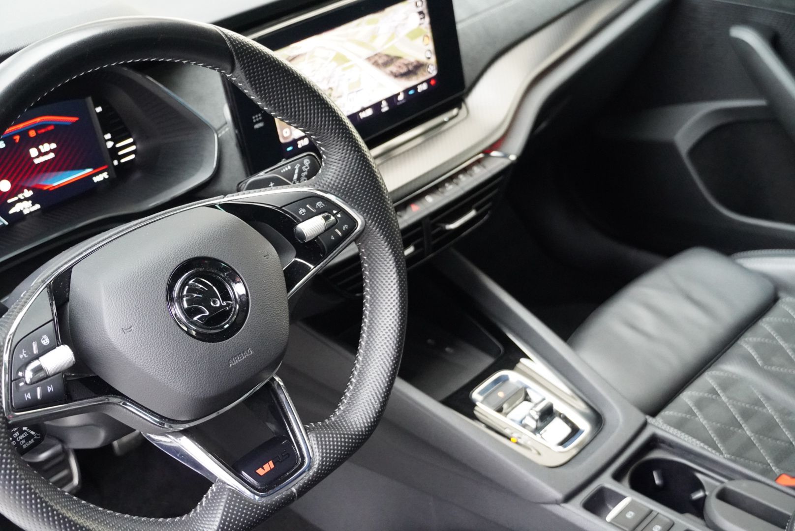 SKODA Octavia Combi 2.0 TSI DSG RS-image-14