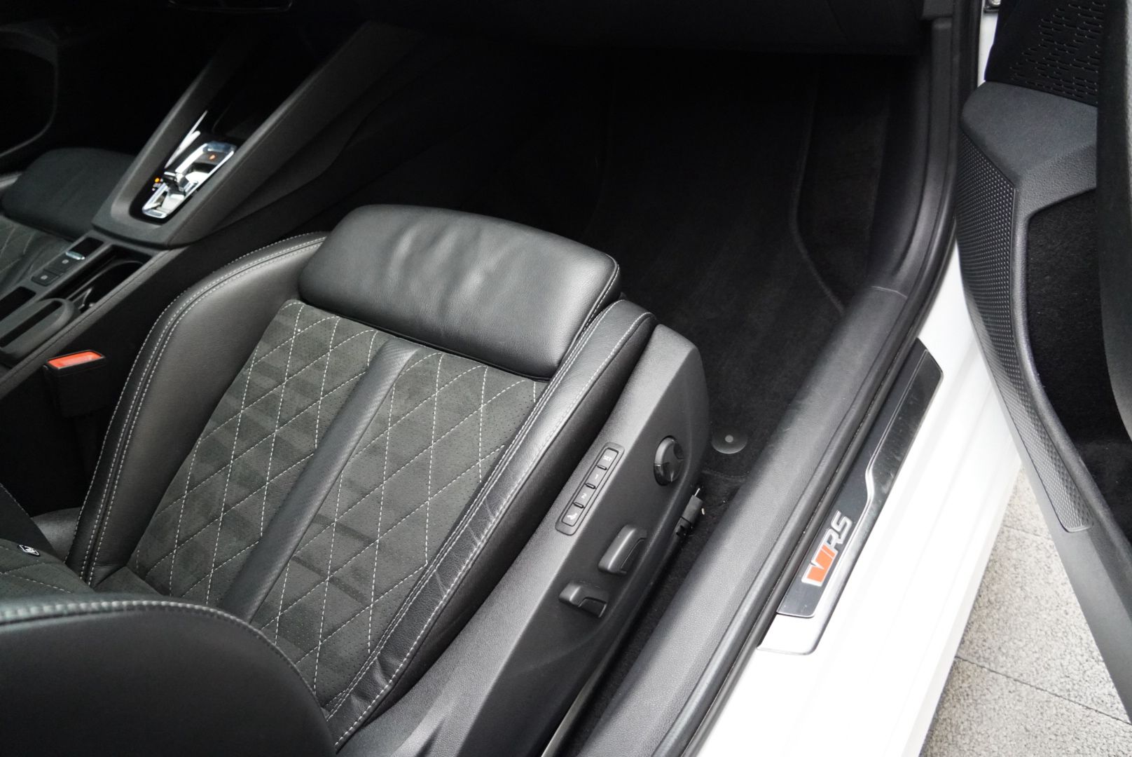 SKODA Octavia Combi 2.0 TSI DSG RS-image-27