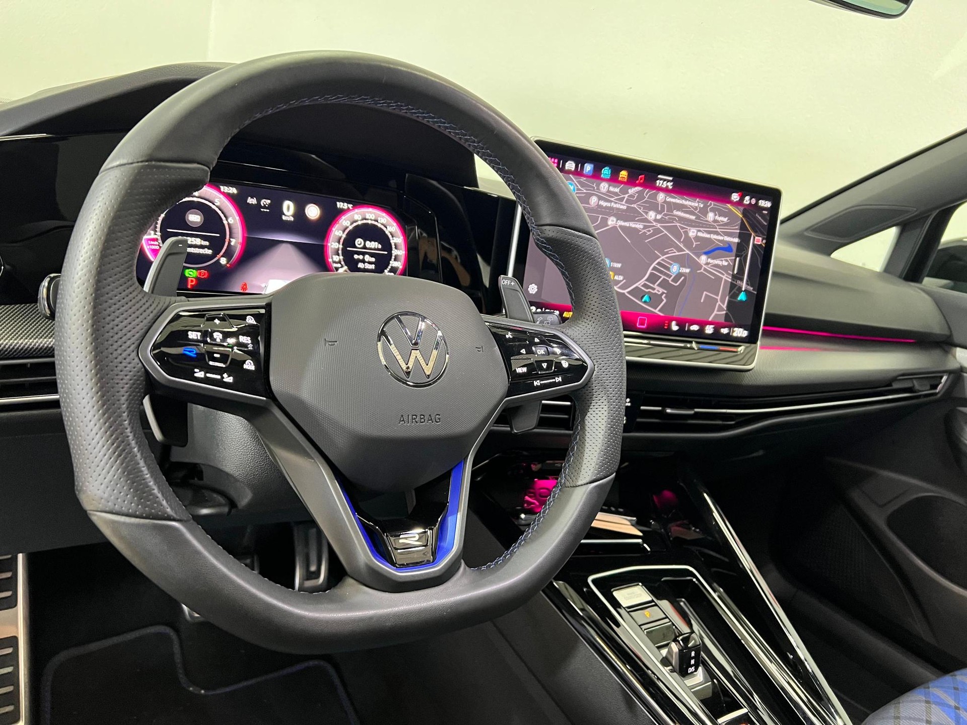VW Golf 2.0 TSI R Black Edition DSG 4 Motion-image-6