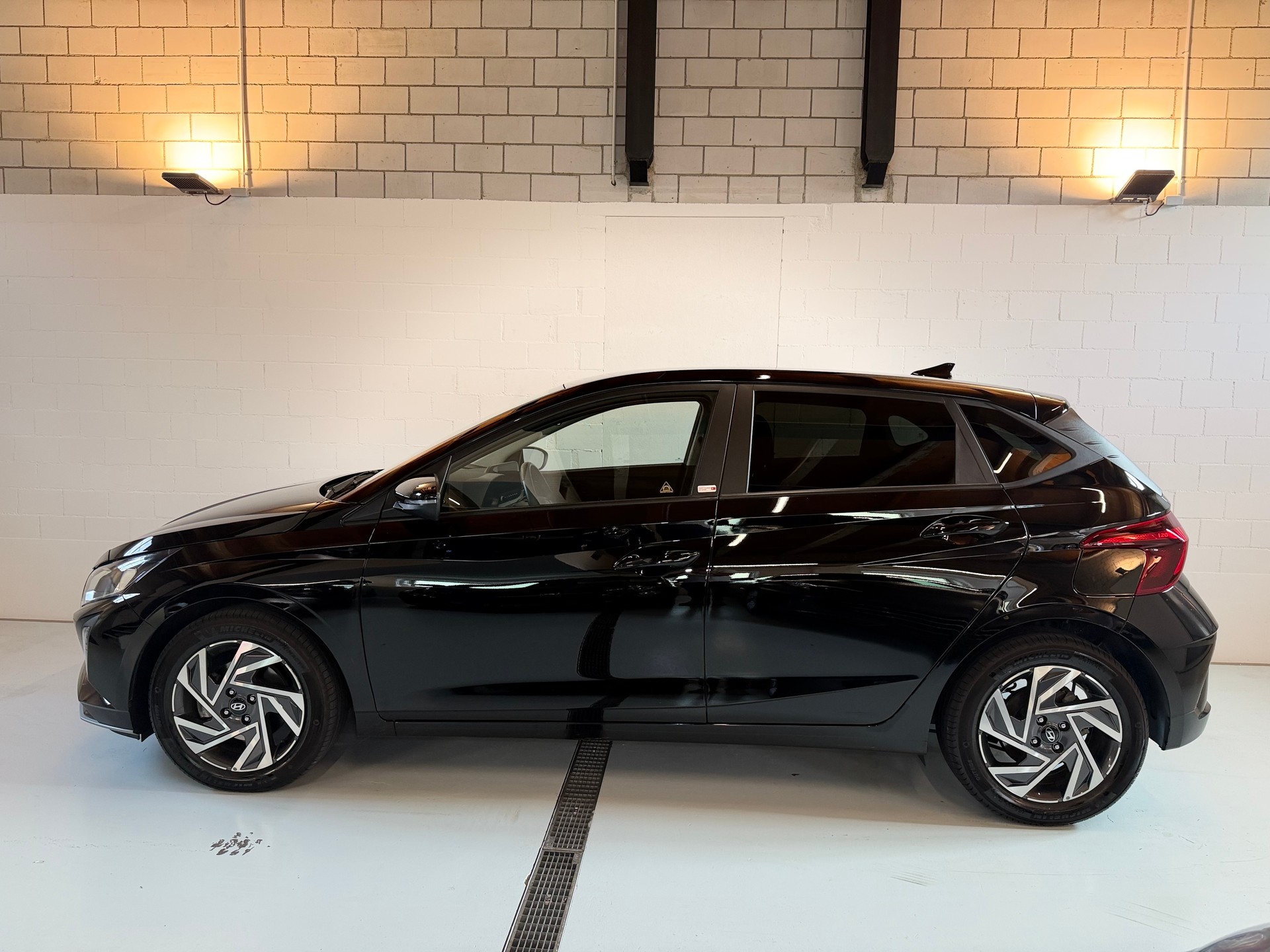 HYUNDAI i20 1.0 T-GDi Amplia DCT-showroom-element-3