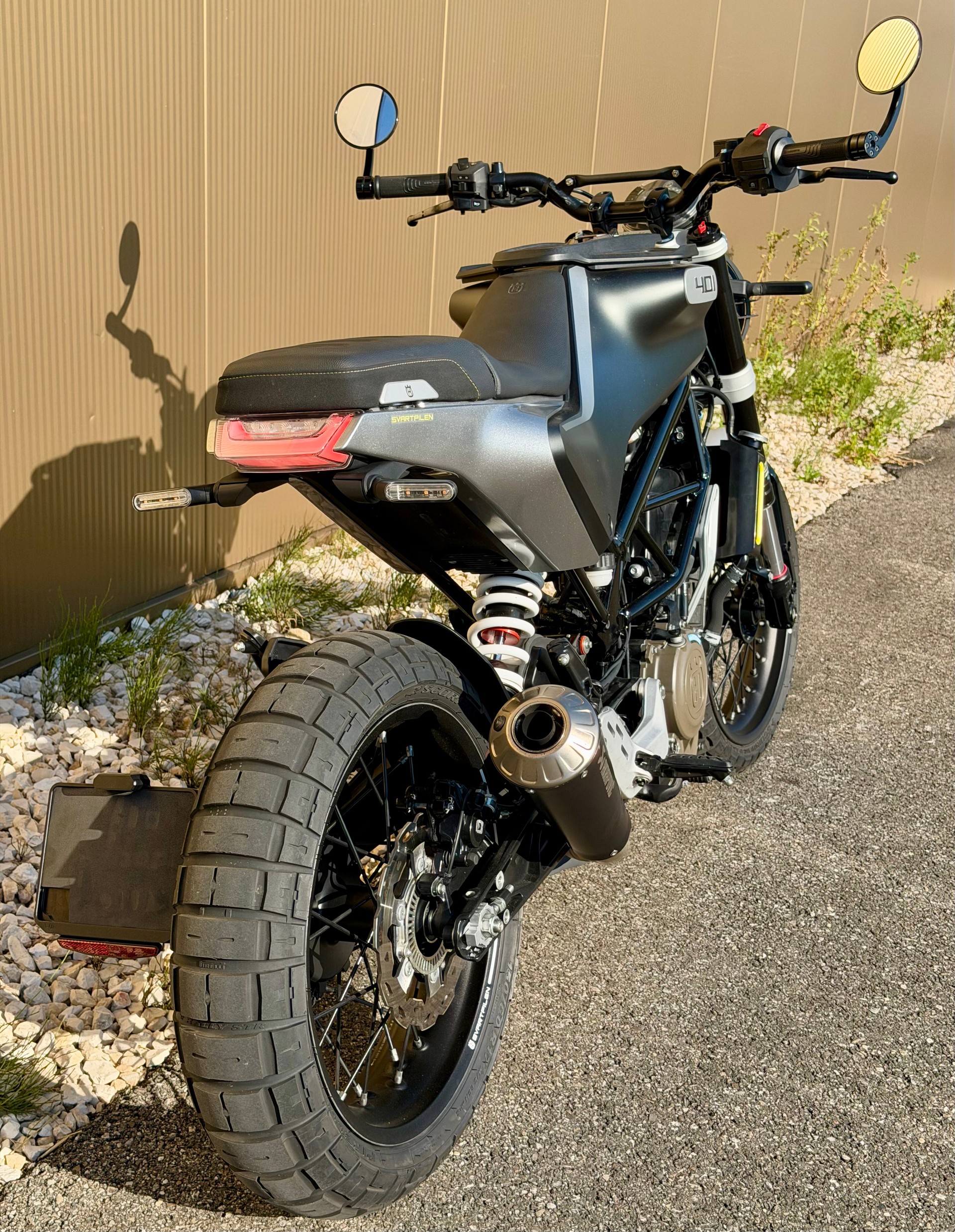 HUSQVARNA Svartpilen 401-image-5