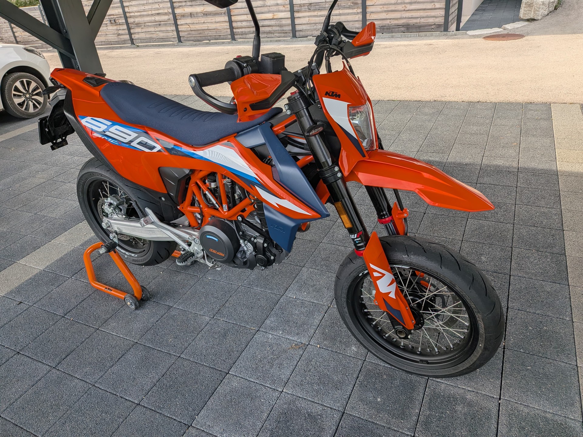 KTM 690 SMC R-image-2