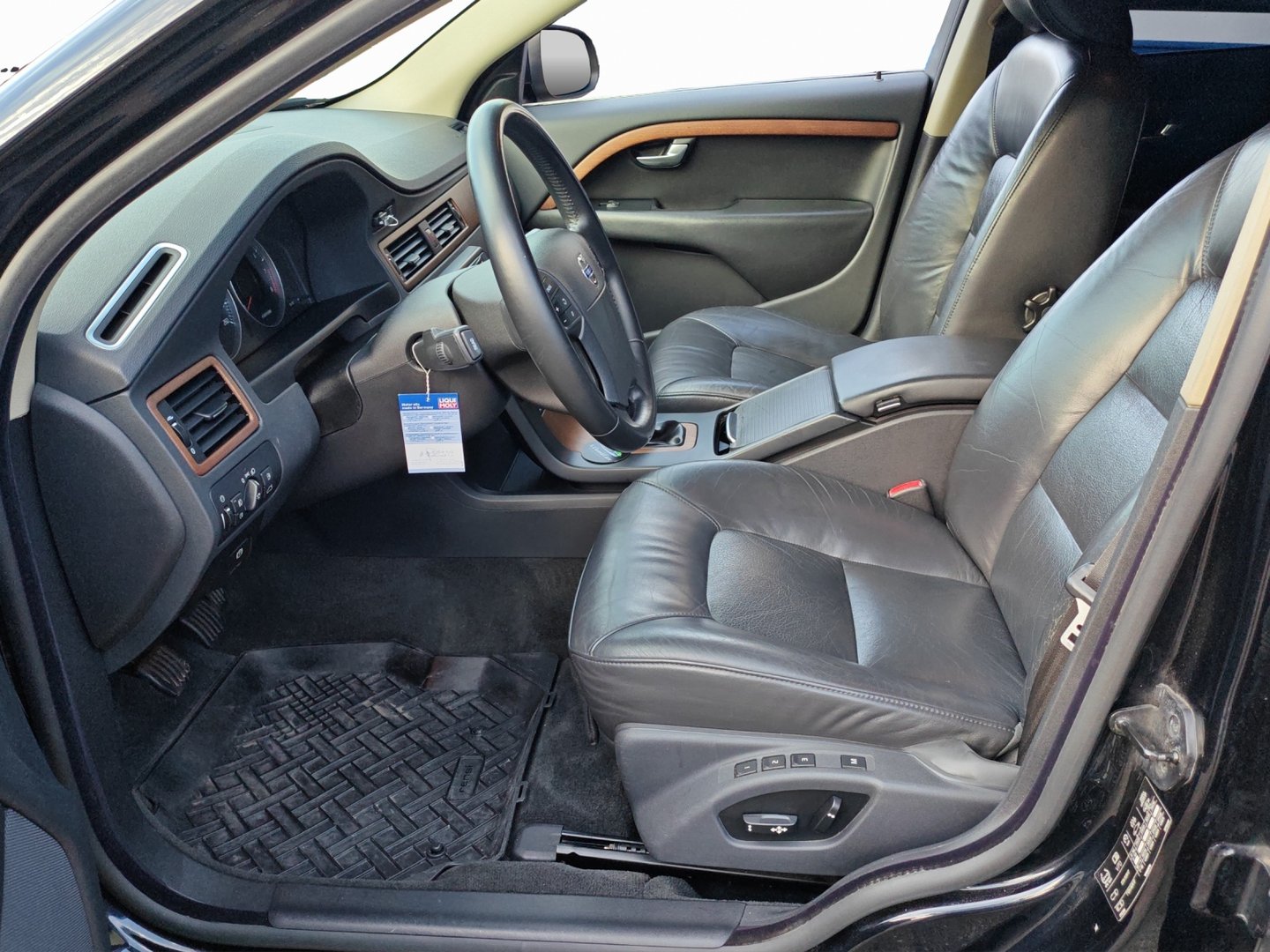 VOLVO V70 2.5T Summum – 200 ch – Cuir, sièges chauffants, barres de toit [Expertisé]-image-9