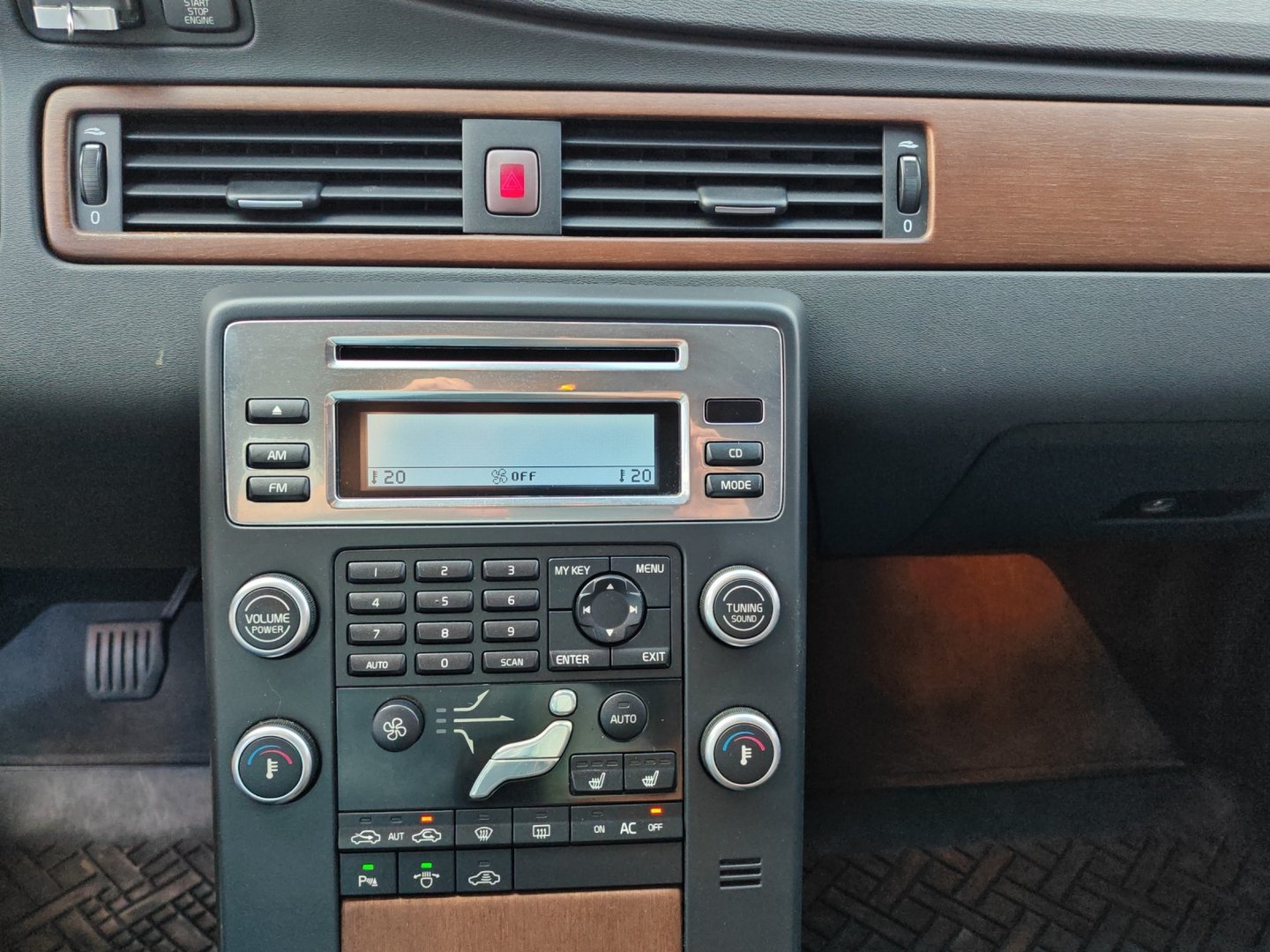 VOLVO V70 2.5T Summum – 200 ch – Cuir, sièges chauffants, barres de toit [Expertisé]-image-16