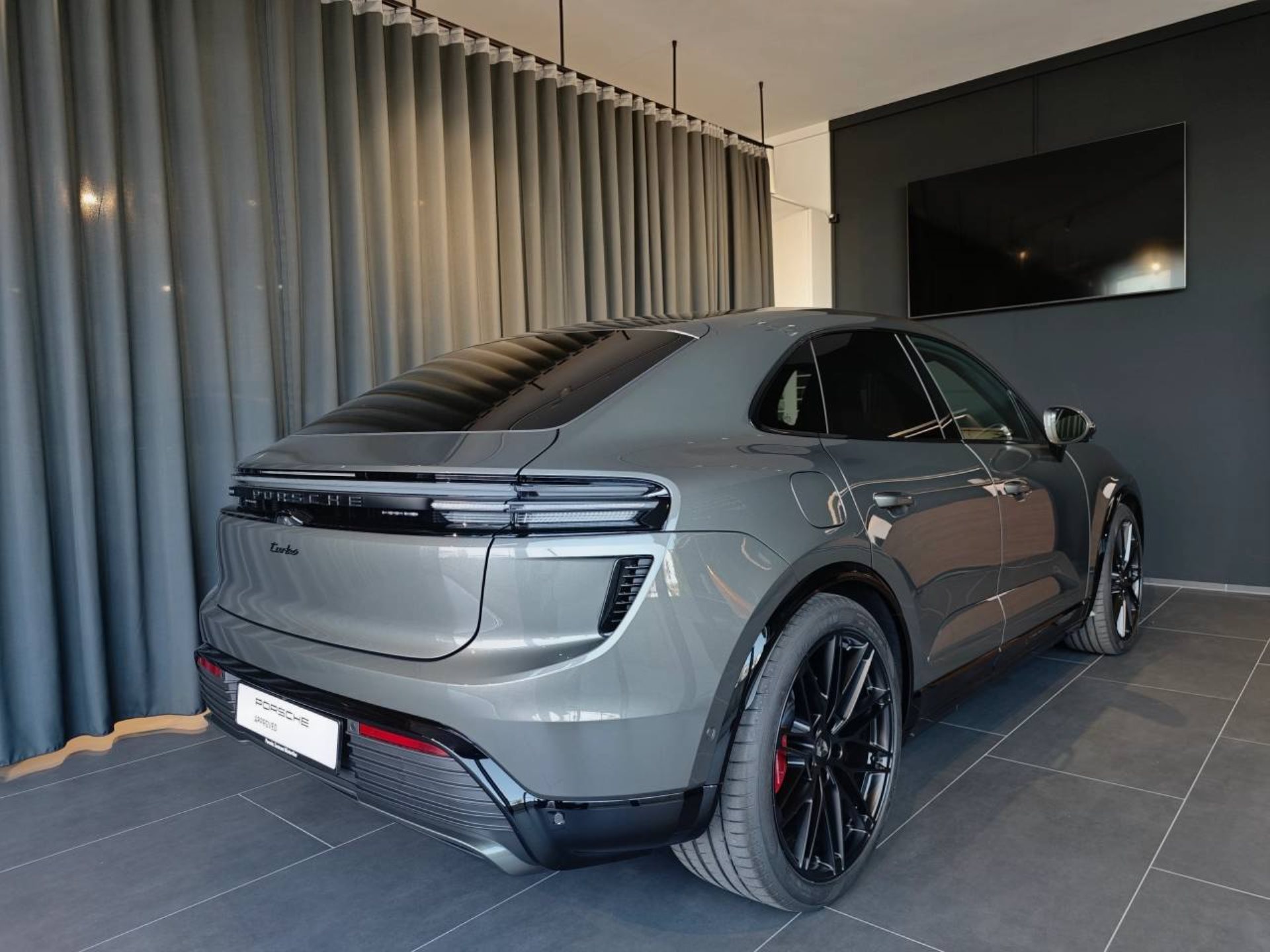 PORSCHE Macan Turbo-showroom-element-2