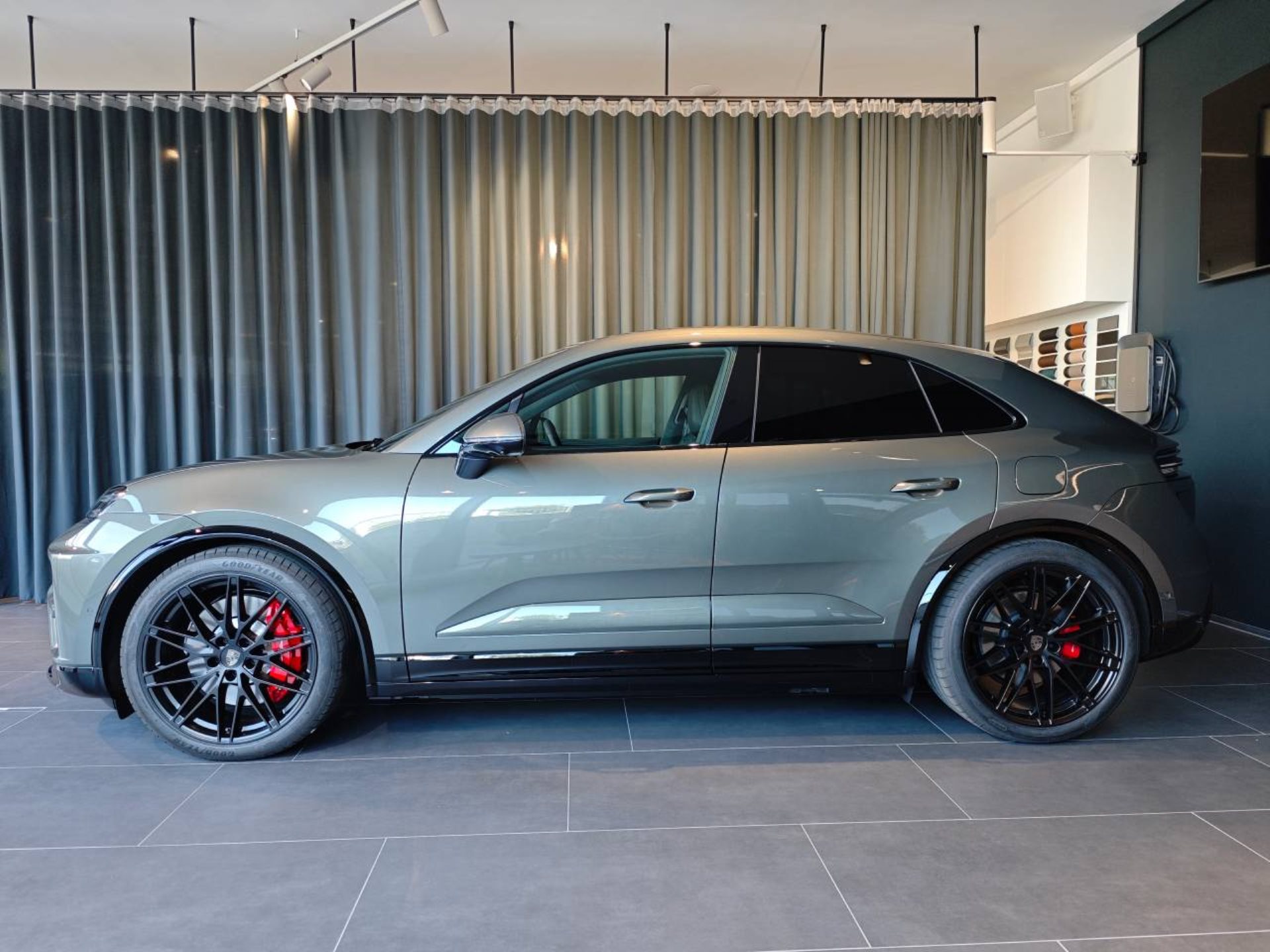 PORSCHE Macan Turbo-showroom-element-1