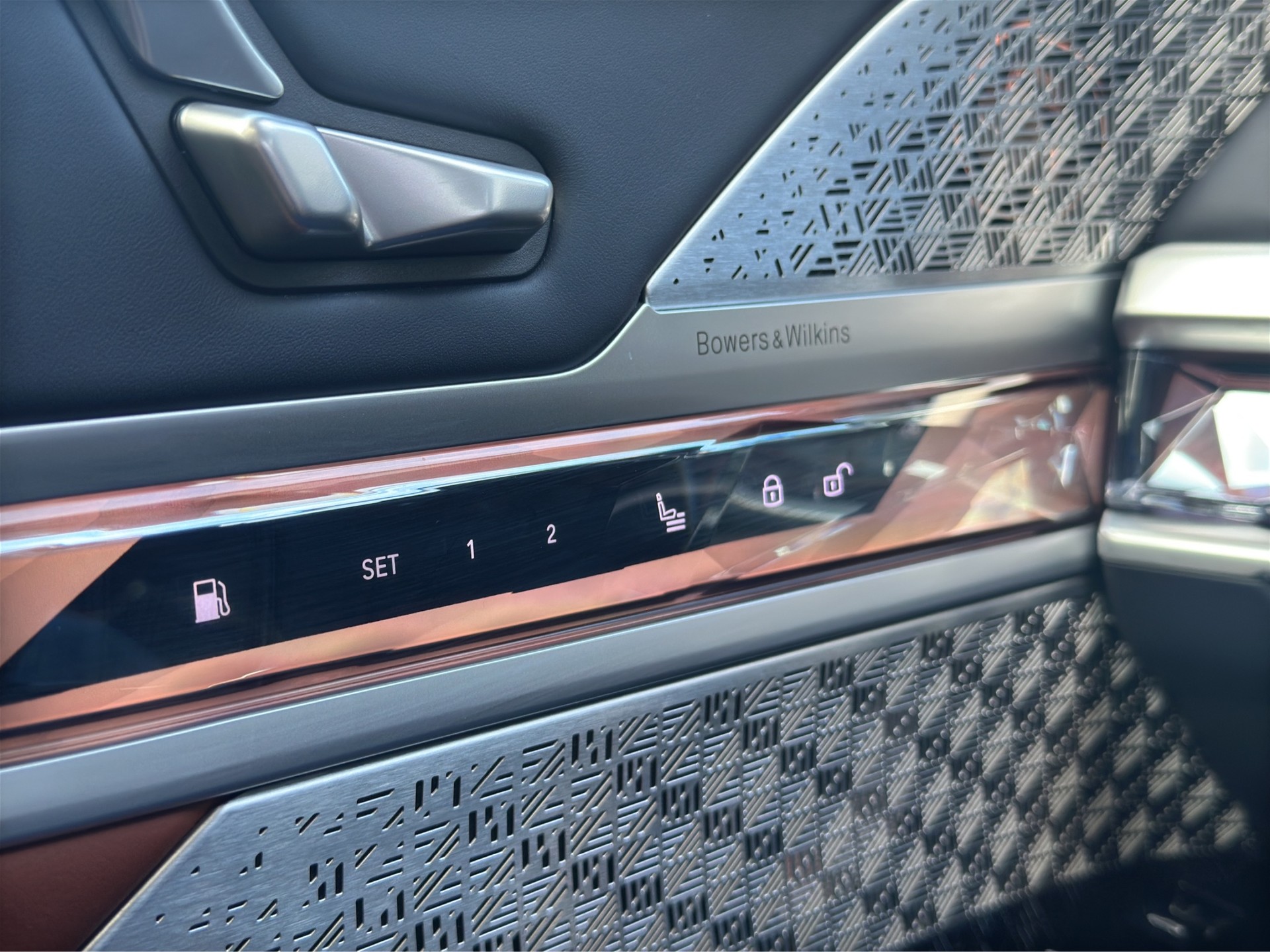 BMW M760e xDrive Steptronic-image-15