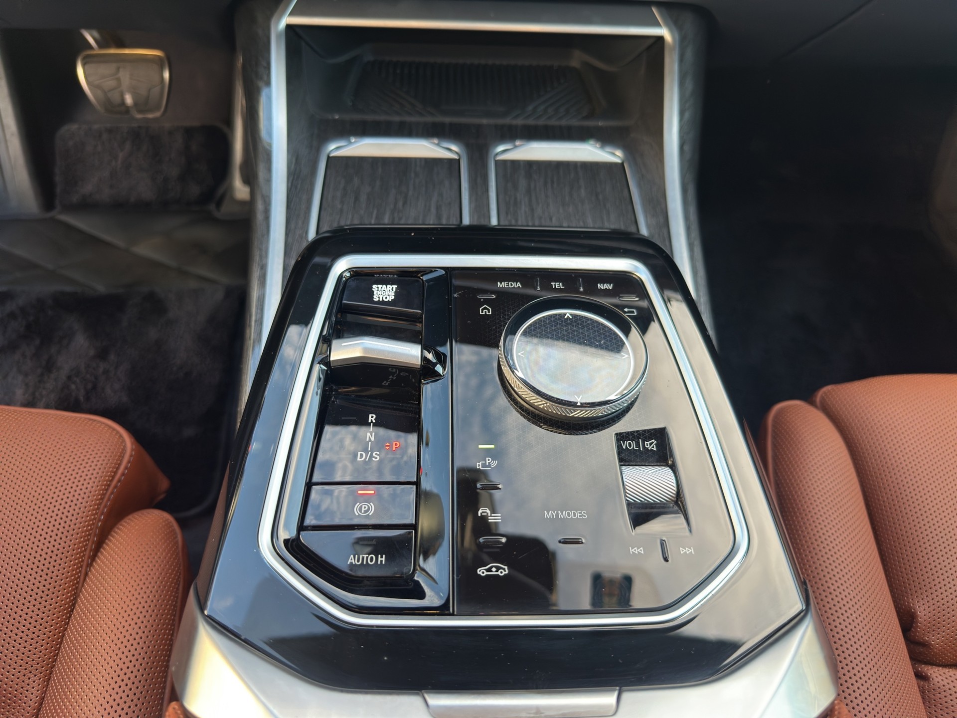 BMW M760e xDrive Steptronic-image-25
