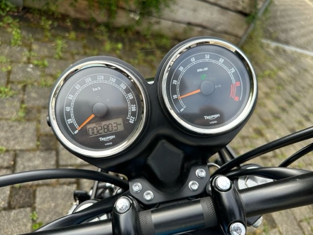 TRIUMPH Bonneville 900 i-image-3