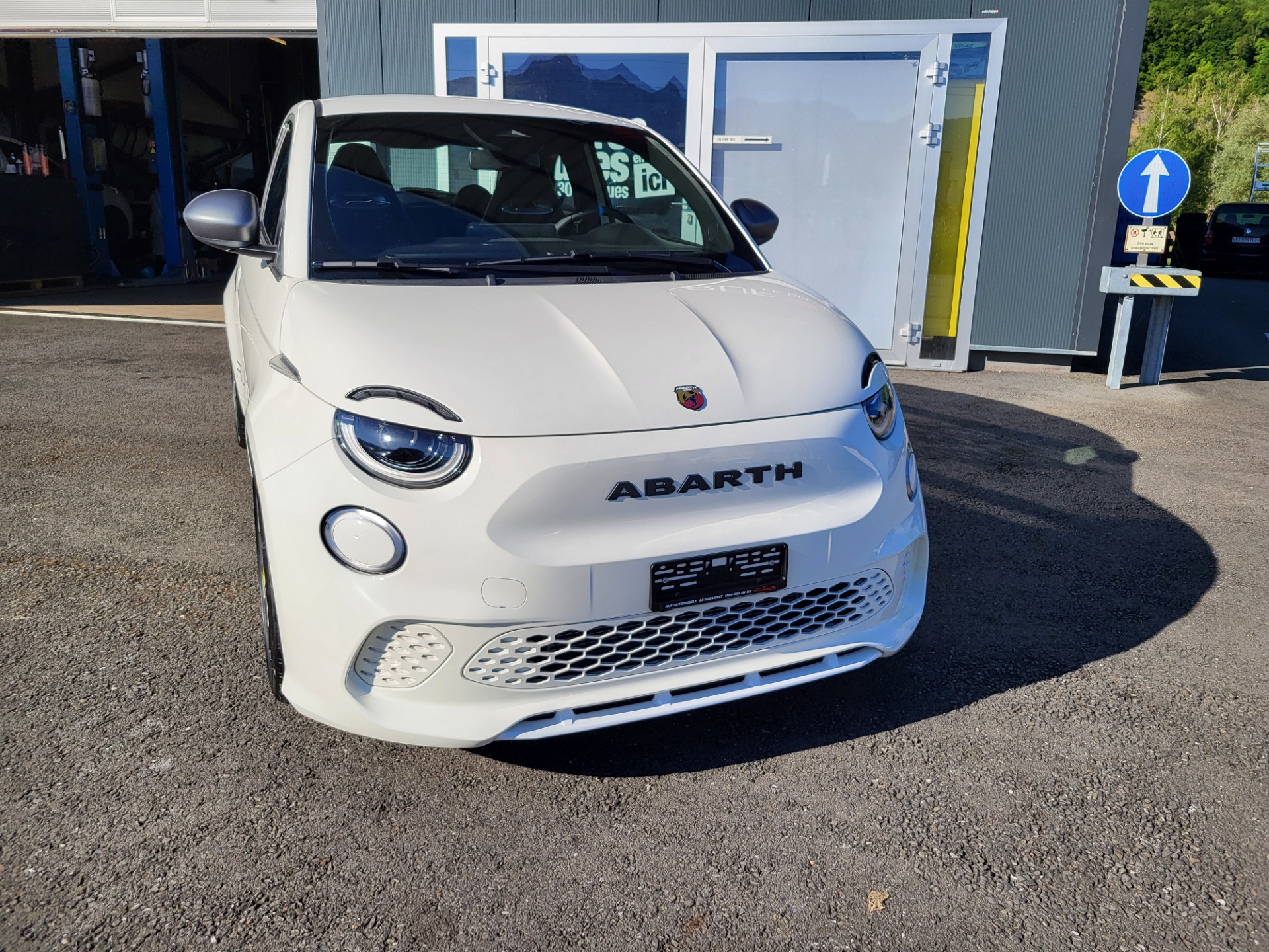 FIAT Abarth 500e-showroom-element-1