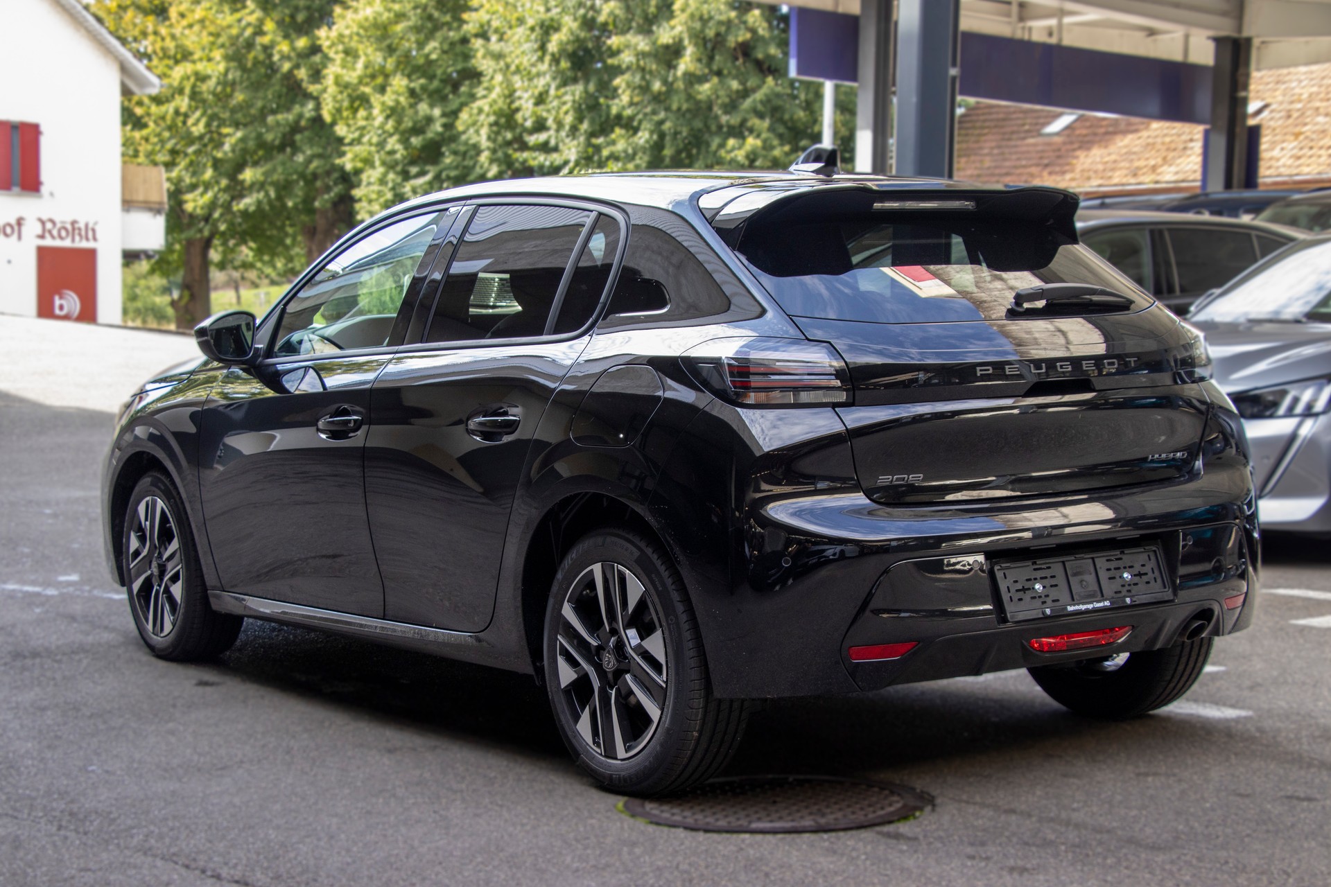PEUGEOT 208 1.2 MHEV 110 Allure Premium-showroom-element-1