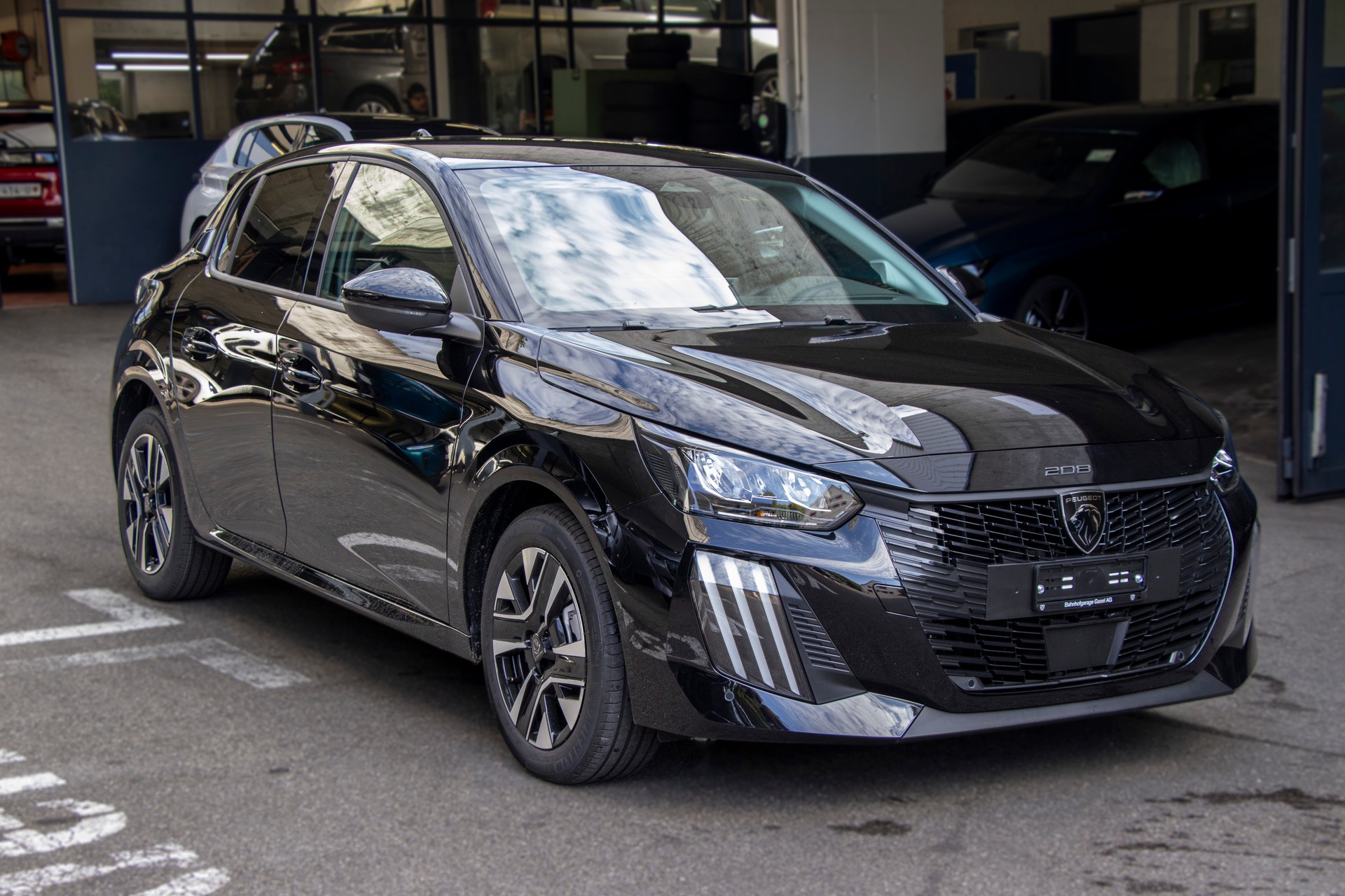 PEUGEOT 208 1.2 MHEV 110 Allure Premium-showroom-element-3