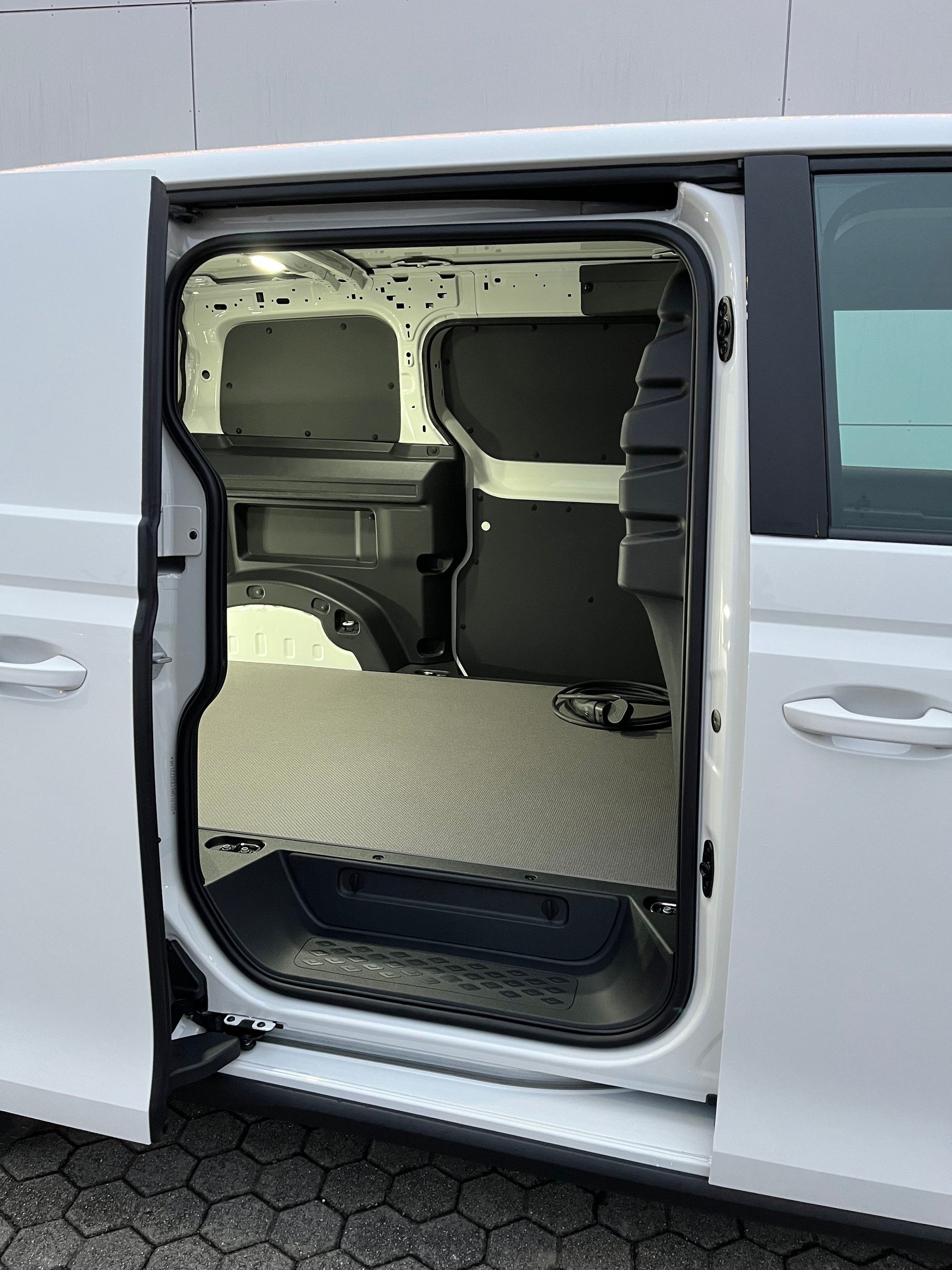 VW ID. Buzz Cargo Pro 4Motion-image-3