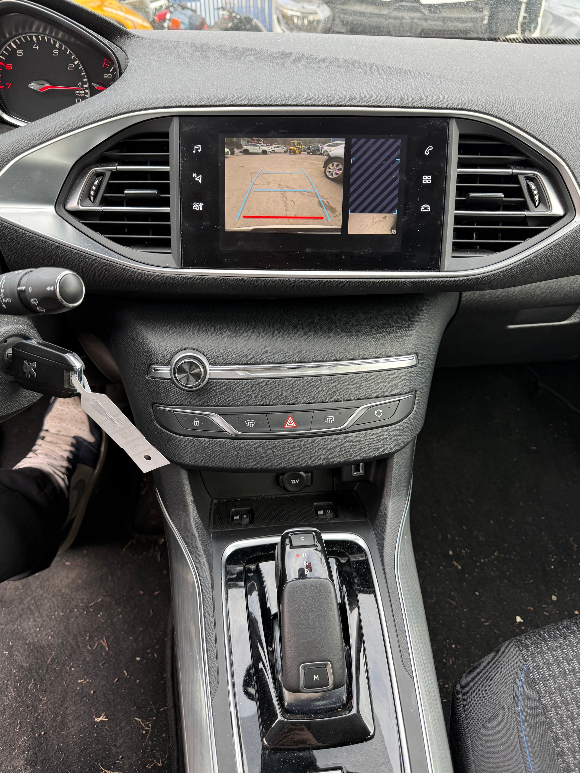 PEUGEOT 308 1.2 Pure Tech Allure EAT8-image-11