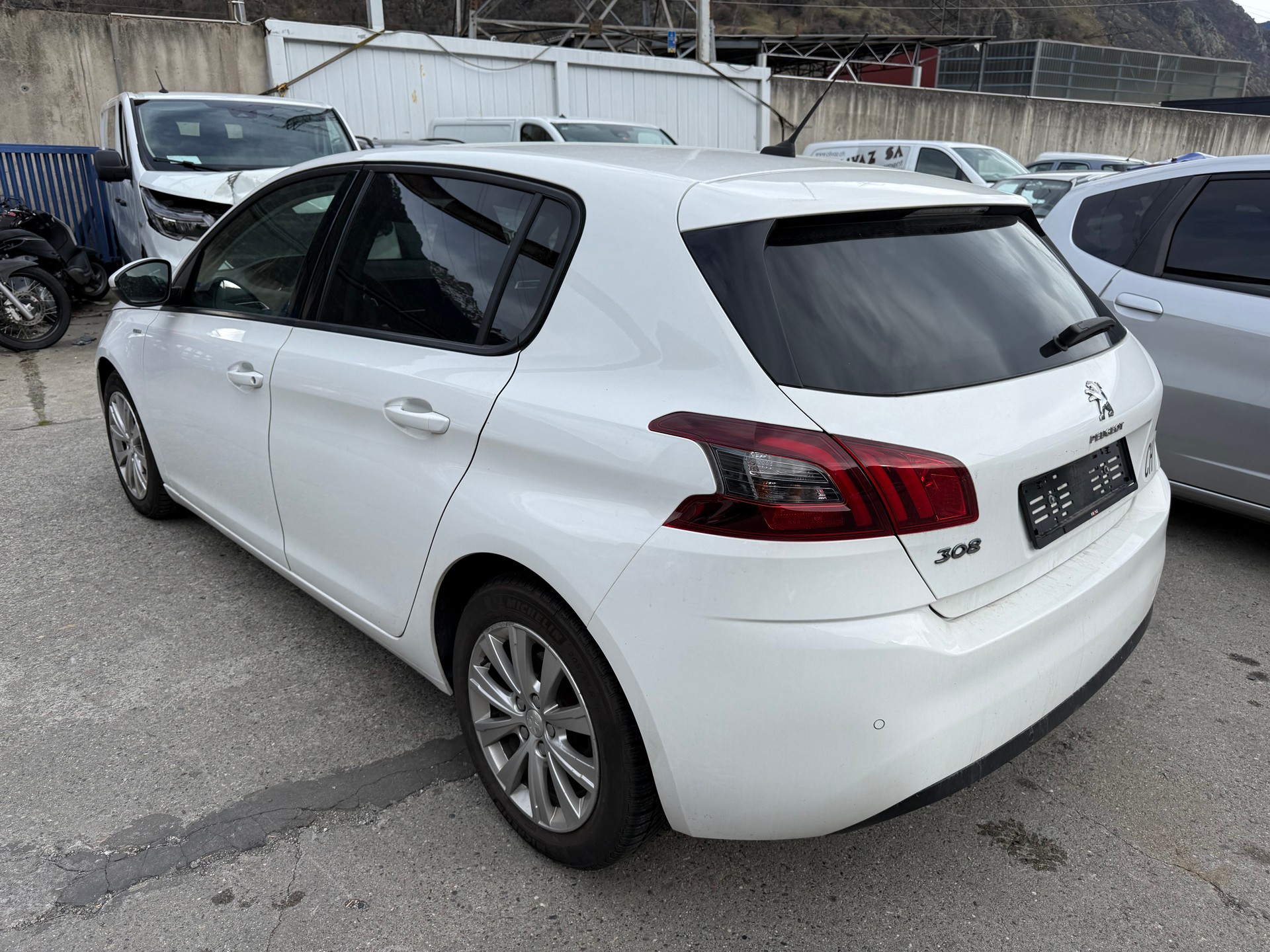 PEUGEOT 308 1.2 Pure Tech Allure EAT8-image-7