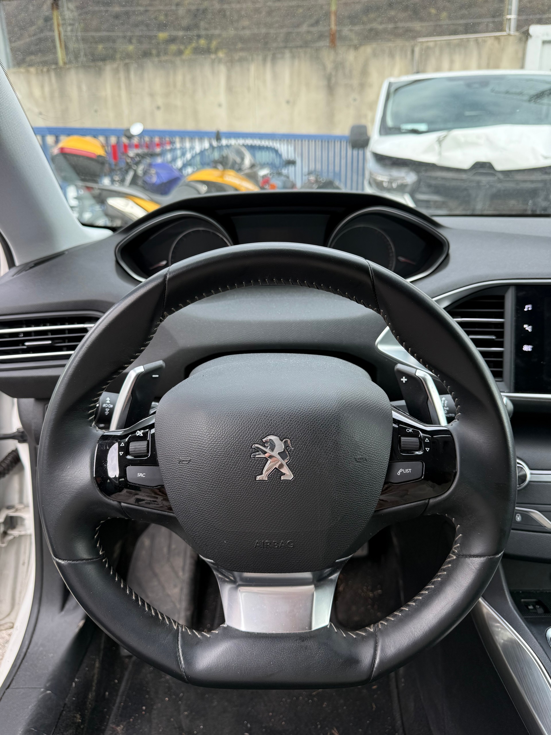 PEUGEOT 308 1.2 Pure Tech Allure EAT8-image-10