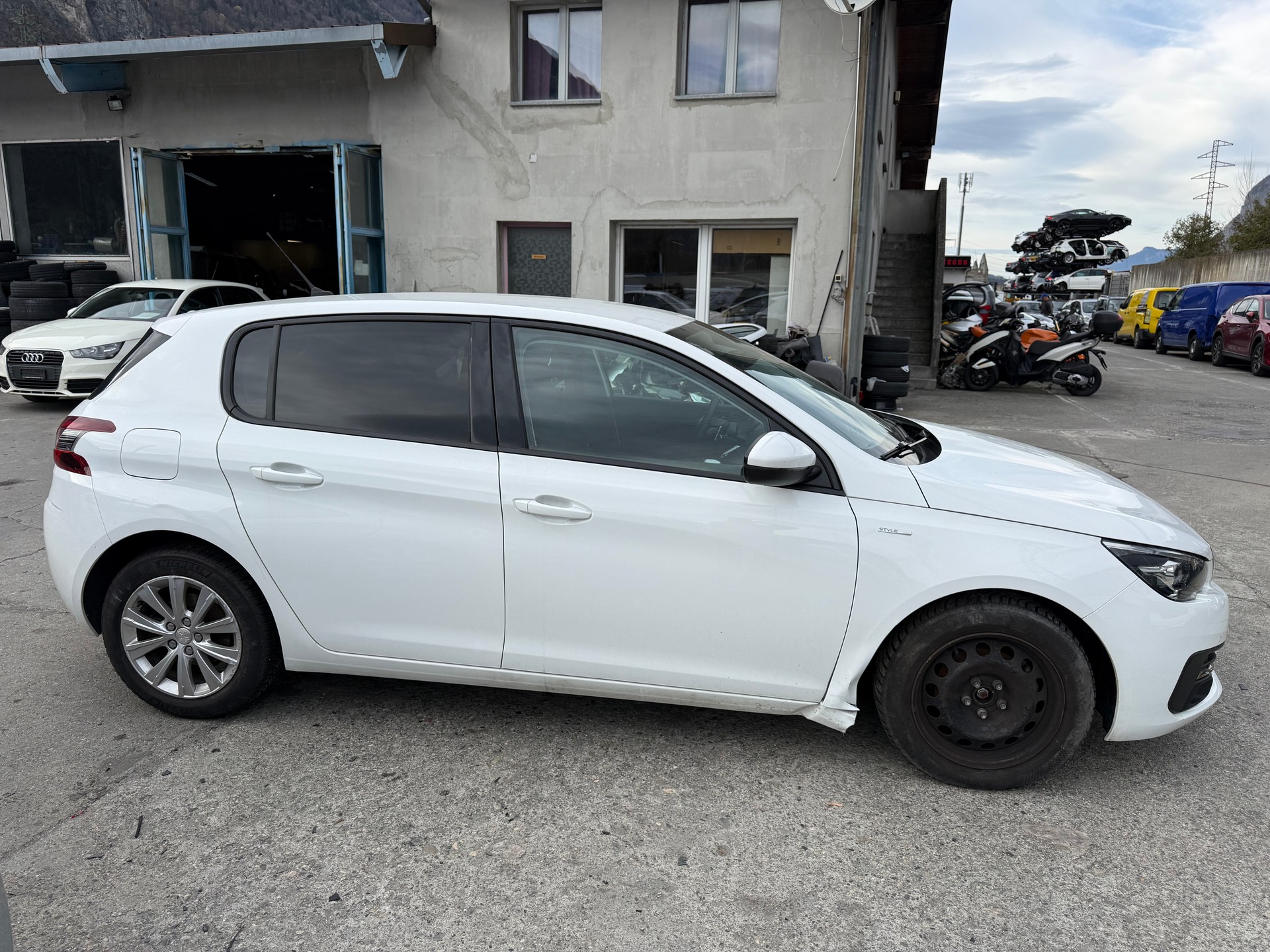 PEUGEOT 308 1.2 Pure Tech Allure EAT8-image-4