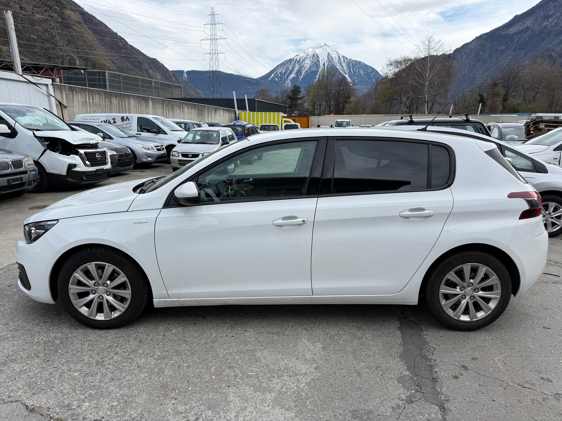 PEUGEOT 308 1.2 Pure Tech Allure EAT8-image-8