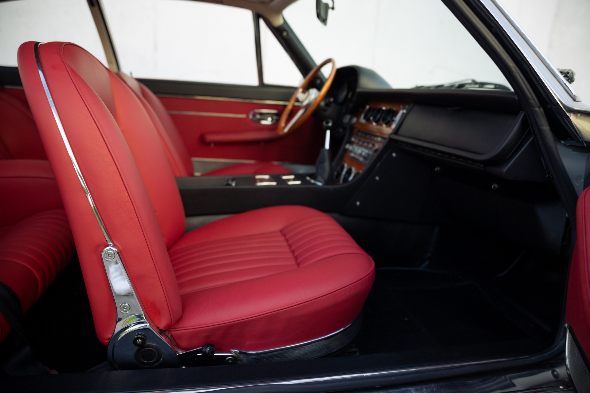 FERRARI 365 GT 2+2-image-12