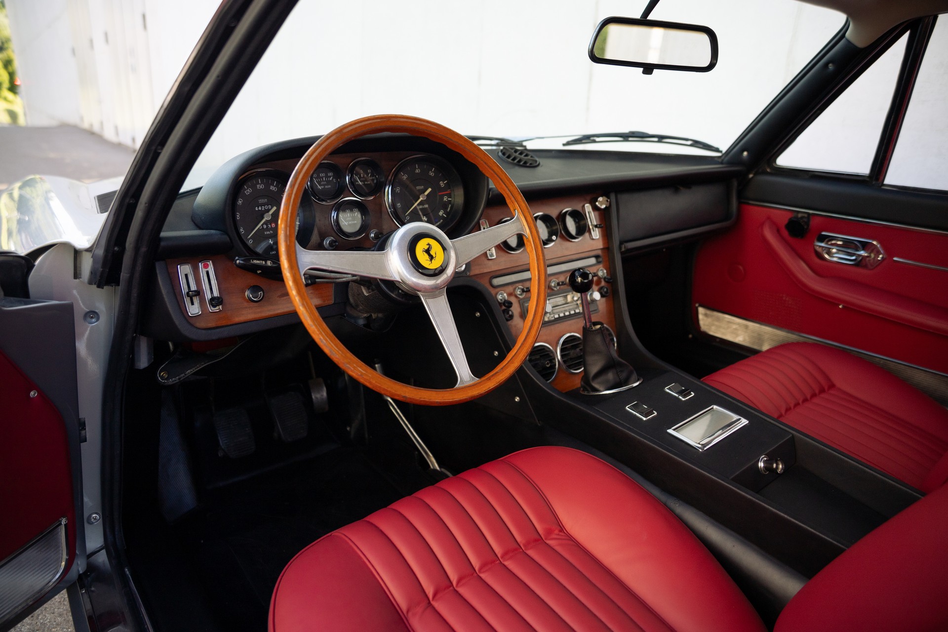 FERRARI 365 GT 2+2-image-11